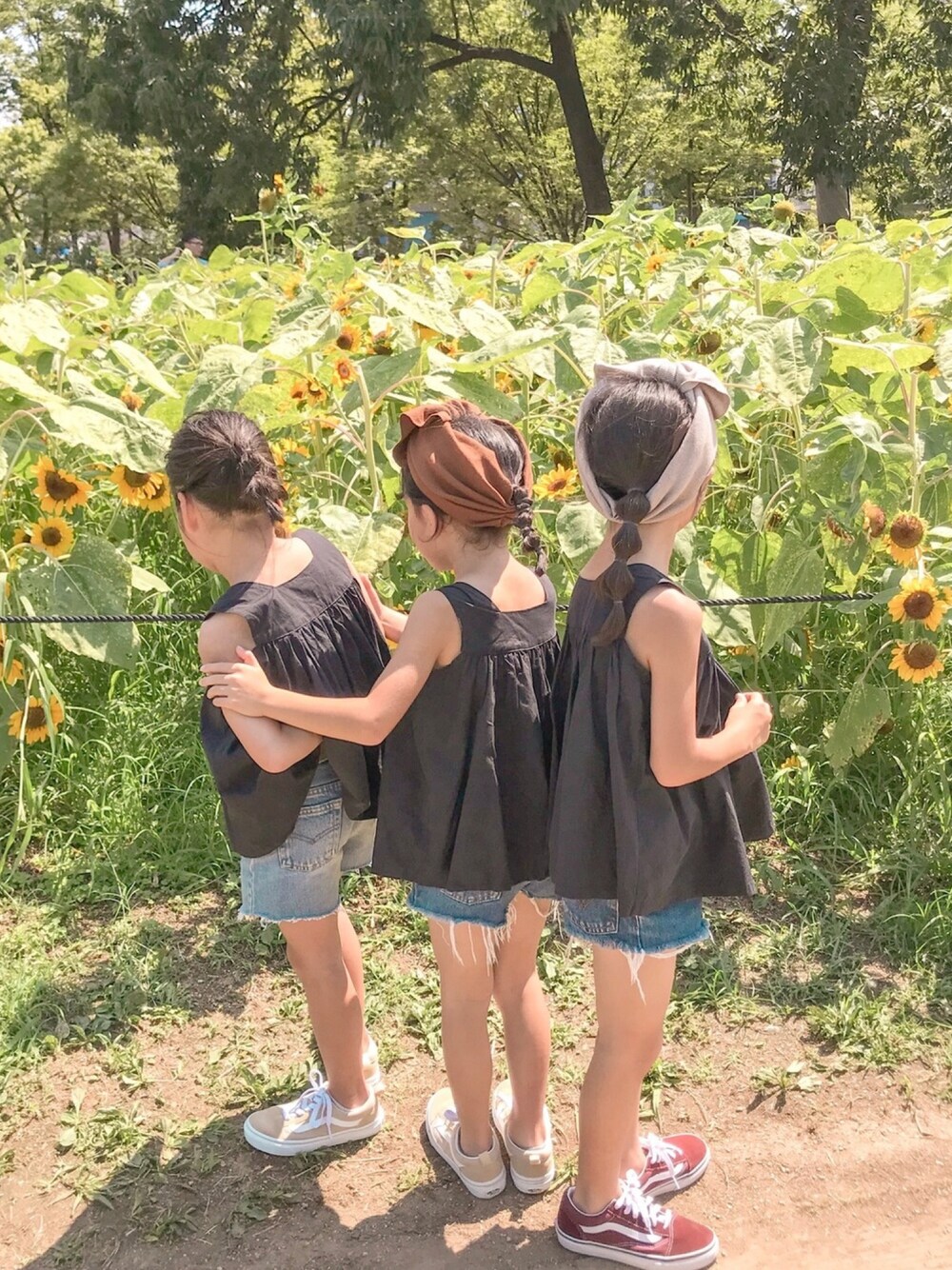 「夏、ショートパンツ、カジュアル、夏コーデ、女の子コーデ、キッズコーデ、スニーカー、プチプラコーデ、リンクコーデ、姉妹コーデ」｜「CIAOPANIC TYPYの【CIAOPANIC TYPY lil'】BIGリブリボンターバン（ヘアバンド、ベージュ系）」を使った、ɴɪᴄᴏ.ᴀʏᴀさん（キッズ・120cm）の夏コーディネートの1枚目の写真