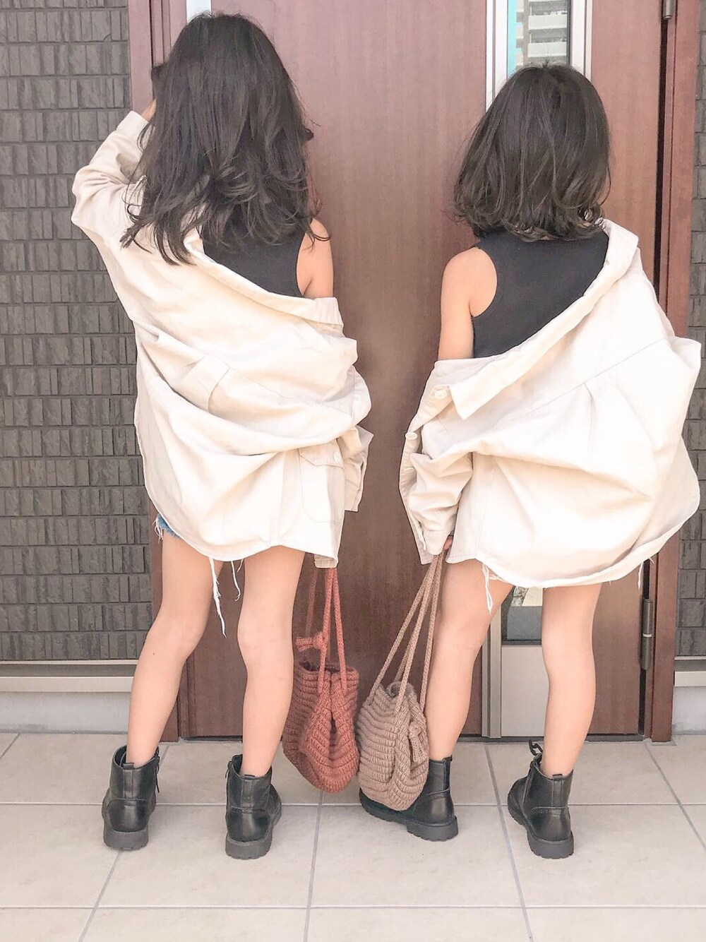 ブラウン系のジャケット/アウター、ブラウン系のバッグ、ブルー系のデニムパンツを着用したキッズの夏コーディネートの1枚目の写真