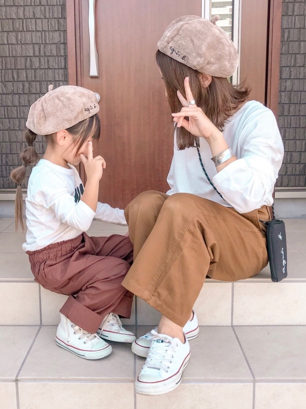 「ラブアンドピース2019、キッズコーデ、秋のカフェオレコーデ継続中、ユニクロコーデ、リンクコーデ、秋コーデ、スニーカー、親子コーデ、おしゃれさんと繋がりたい、キッズファッション」｜「UNIQLOのワイドフィットカーブパンツ（その他パンツ、ブラウン系）」を使った、ɴɪᴄᴏ.ᴀʏᴀさん（キッズ・100cm）の秋コーディネートの1枚目の写真