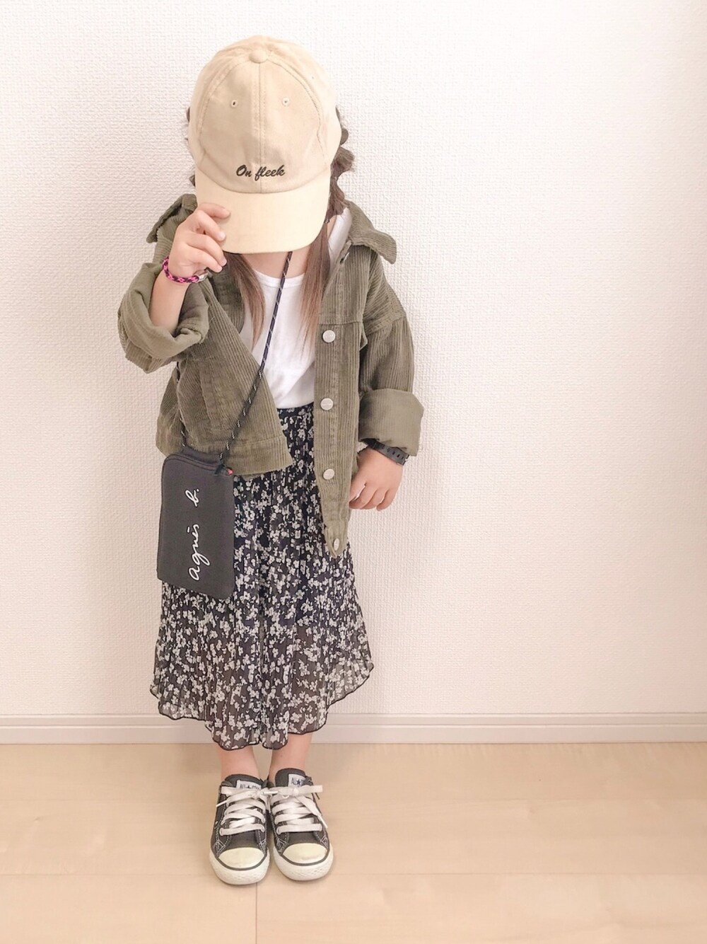 「女の子、秋コーデ、娘コーデ、オーバーサイズ、プチプラ、コンバース、コーデュロイ、花柄、ジャケット」｜「agnes b.のアイテム（バッグ、ブラック系）」を使った、ɴɪᴄᴏ.ᴀʏᴀさん（キッズ・100cm）の秋コーディネートの1枚目の写真