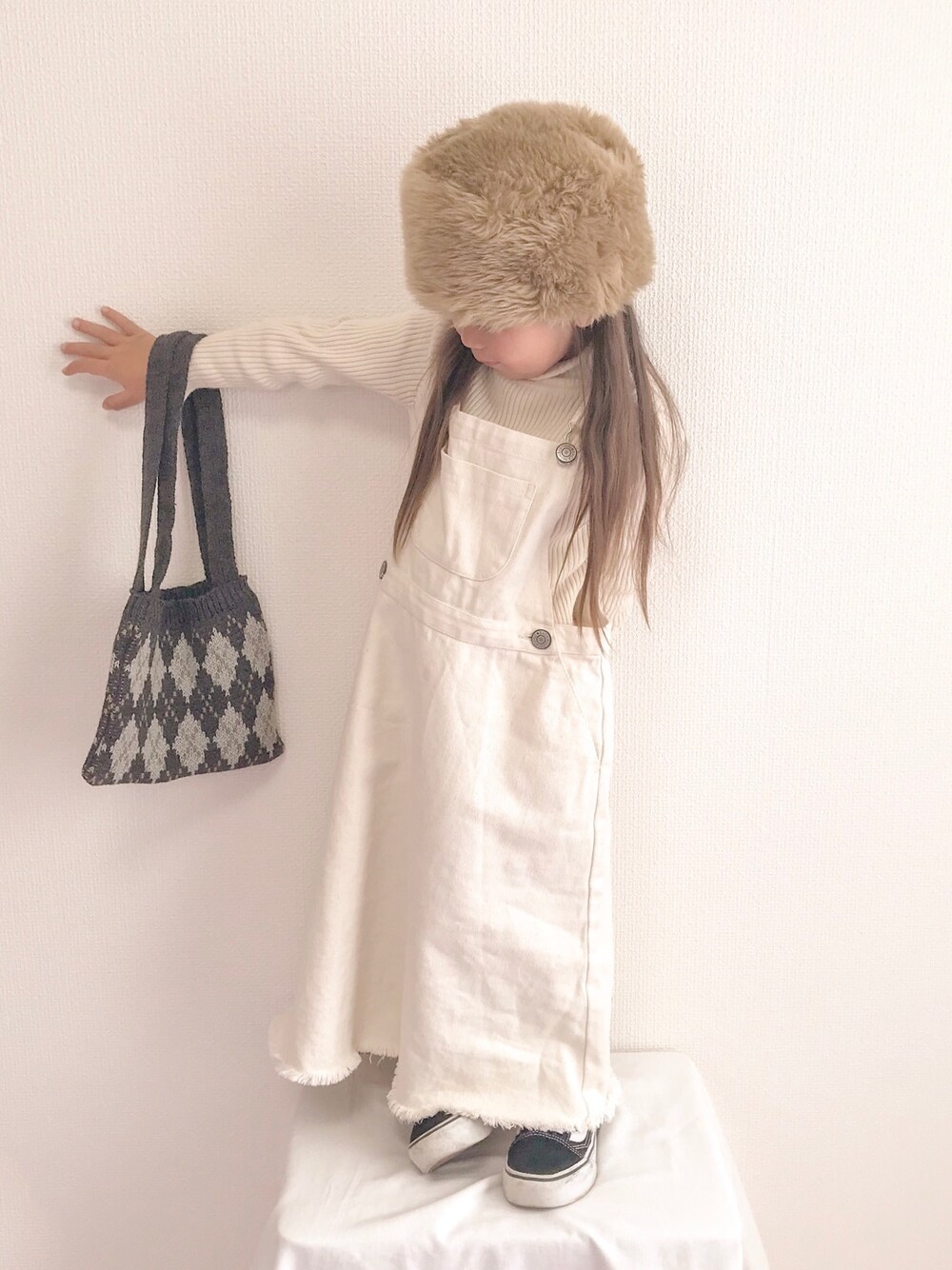「秋のコーデ、シンプル、おしゃれさんと繋がりたい、休日スタイル、キッズファッション、おんなのこ、ワントーンコーデ、ホワイトコーデ、ノルディック柄、4歳」｜「anela shopのアイテム（バッグ、ブラック系）」を使った、ɴɪᴄᴏ.ᴀʏᴀさん（キッズ・100cm）の秋コーディネートの1枚目の写真