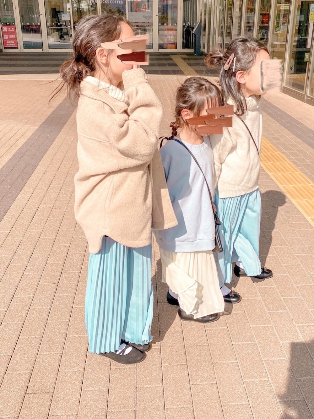 「ブランシェス、休日スタイル、キッスコーデ、娘コーデ、姉妹コーデ、プリーツスカート、プリーツパンツ、ブルー x ホワイト、春、GU」｜「GLOBAL WORKの【キッズ】クッションバレエシューズ/865409（バレエシューズ、ブラック系）」を使った、ɴɪᴄᴏ.ᴀʏᴀさん（キッズ・100cm）の冬コーディネートの1枚目の写真