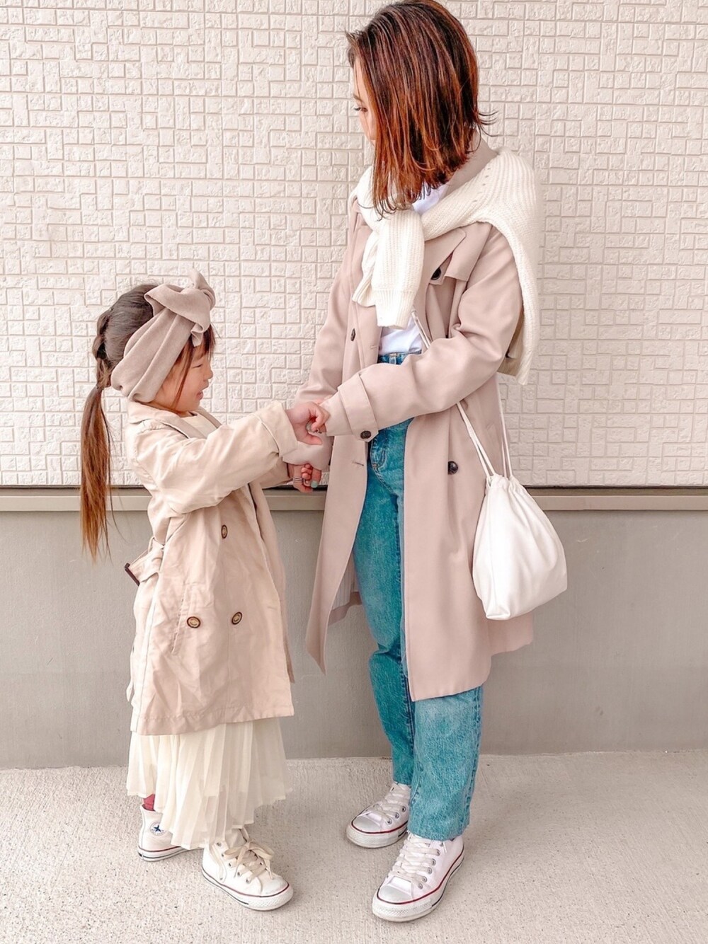 「キッズファッション、リンクコーデ、女の子コーデ、むすめコーデ、トレンチコート、おやこーで。、親子コーデ、プリーツスカート、ロゴスウェット」｜「LOWRYS FARMのゴウヒキンチャクショルダー　827810（ショルダーバッグ、ホワイト系）」を使った、ɴɪᴄᴏ.ᴀʏᴀさん（キッズ・100cm）の冬コーディネートの1枚目の写真