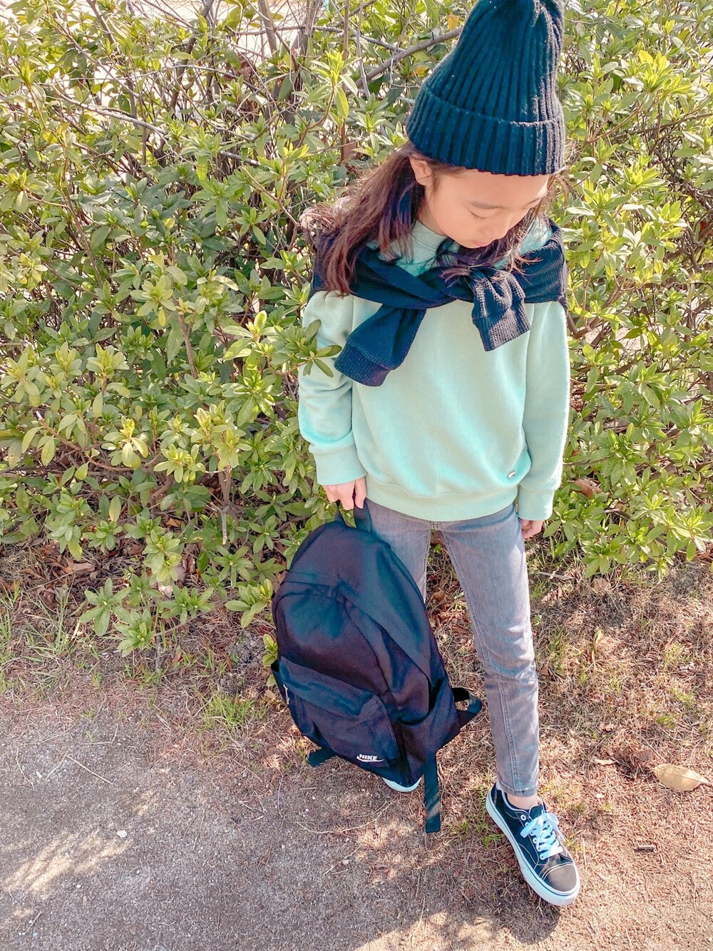 「パステル映える春、キッズファッション、パステルカラー、女の子、春コーデ、プティマイン、おしゃれさんと繋がりたい、キッズコーデ、シンプルコーデ、プチプラ」｜「devirockの無地ベーシックニット帽 ニットキャップ（ニットキャップ/ビーニー、ブラック系）」を使った、ɴɪᴄᴏ.ᴀʏᴀさん（キッズ・123cm）の春コーディネートの1枚目の写真