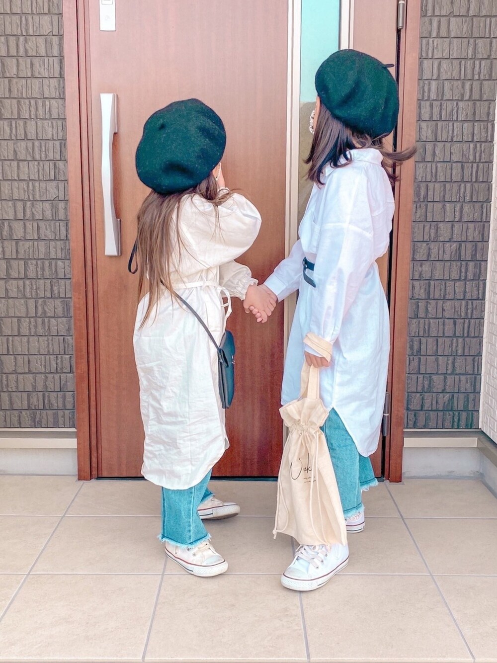 「休日スタイル、カジュアルコーデ、韓国子供服、巾着バッグ、ベレー帽、シャツワンピ、春コーデ、姉妹コーデ、デニム」｜「allolun.のシャツワンピース（ワンピース、ホワイト系）」を使った、ɴɪᴄᴏ.ᴀʏᴀさん（キッズ・100cm）の春コーディネートの1枚目の写真