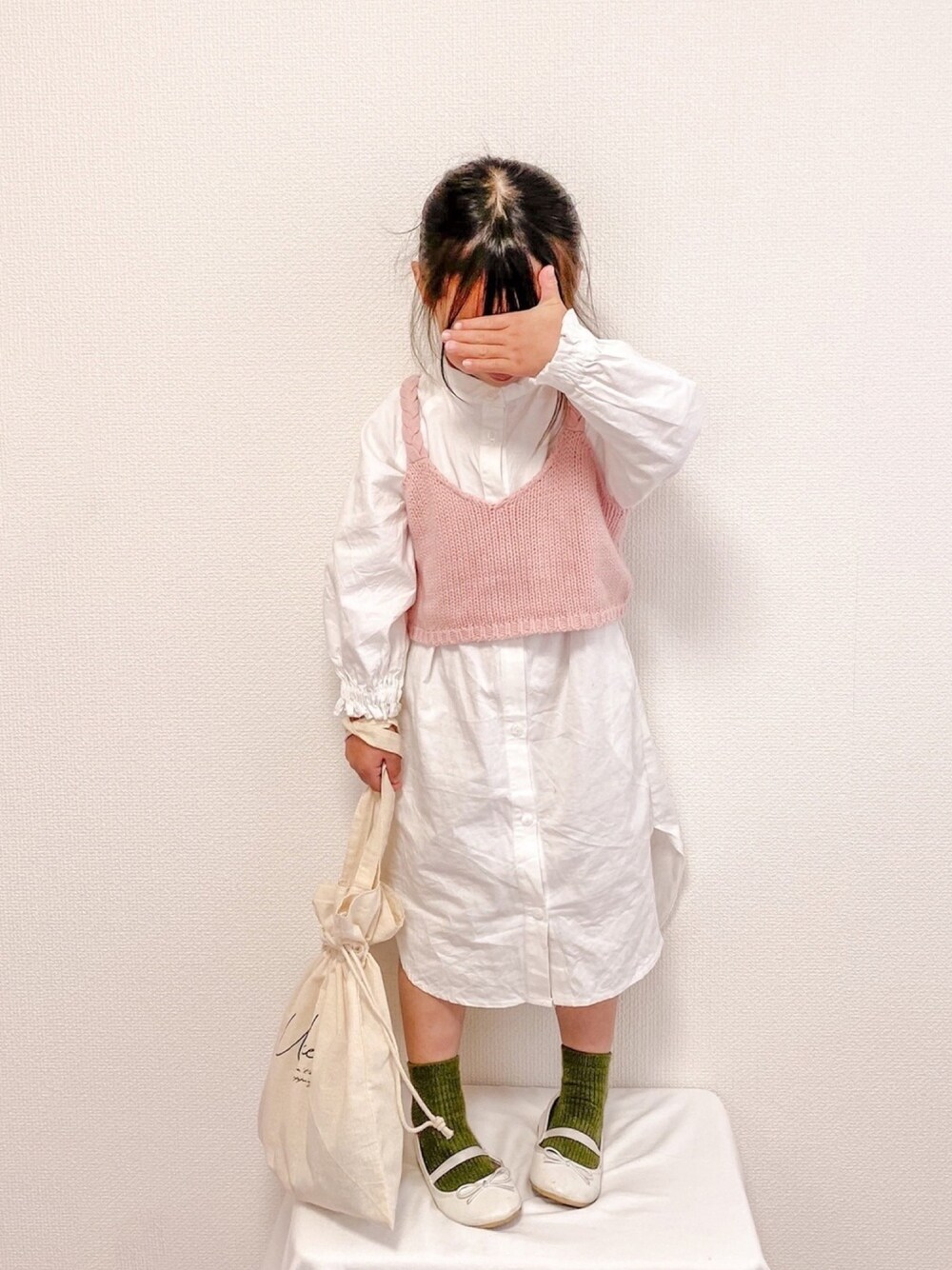 「春、桜もちコーデフェス2020、キッズコーデ、おんなのこ、ピンク、kids、おしゃれさんと繋がりたい、パステル映える春、休日スタイル、シャツワンピ」｜「allolun.のシャツワンピース（ワンピース、ホワイト系）」を使った、ɴɪᴄᴏ.ᴀʏᴀさん（キッズ・100cm）の春コーディネートの1枚目の写真