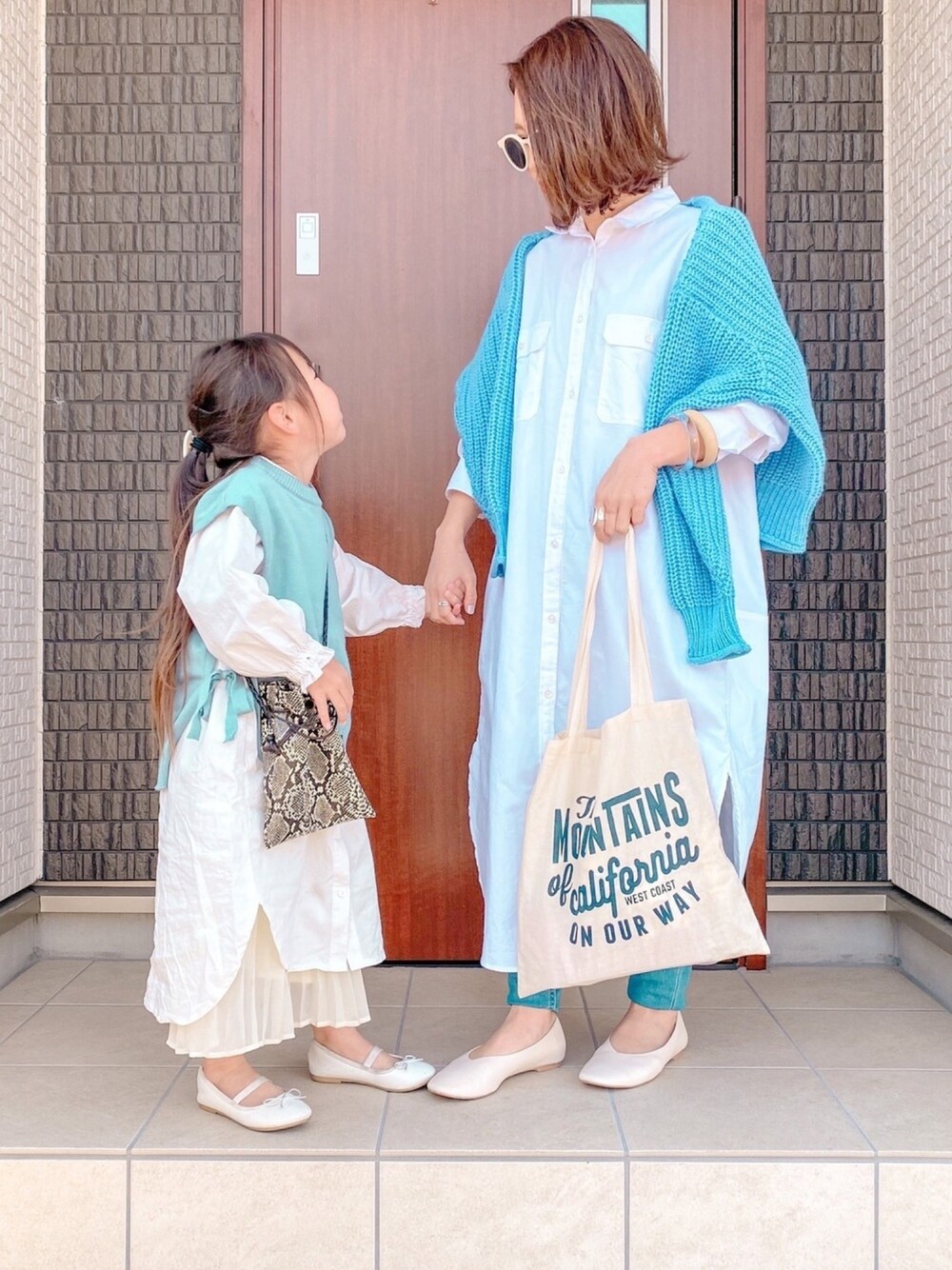 「リンクコーデ、パステル映える春、5歳、着まわしバンザイ🙌、親子コーデ、親子リンク、シャツワンピ、ブルー、春コーデ、バレエシューズ」｜「allolun.のシャツワンピース（ワンピース、ホワイト系）」を使った、ɴɪᴄᴏ.ᴀʏᴀさん（キッズ・100cm）の春コーディネートの1枚目の写真