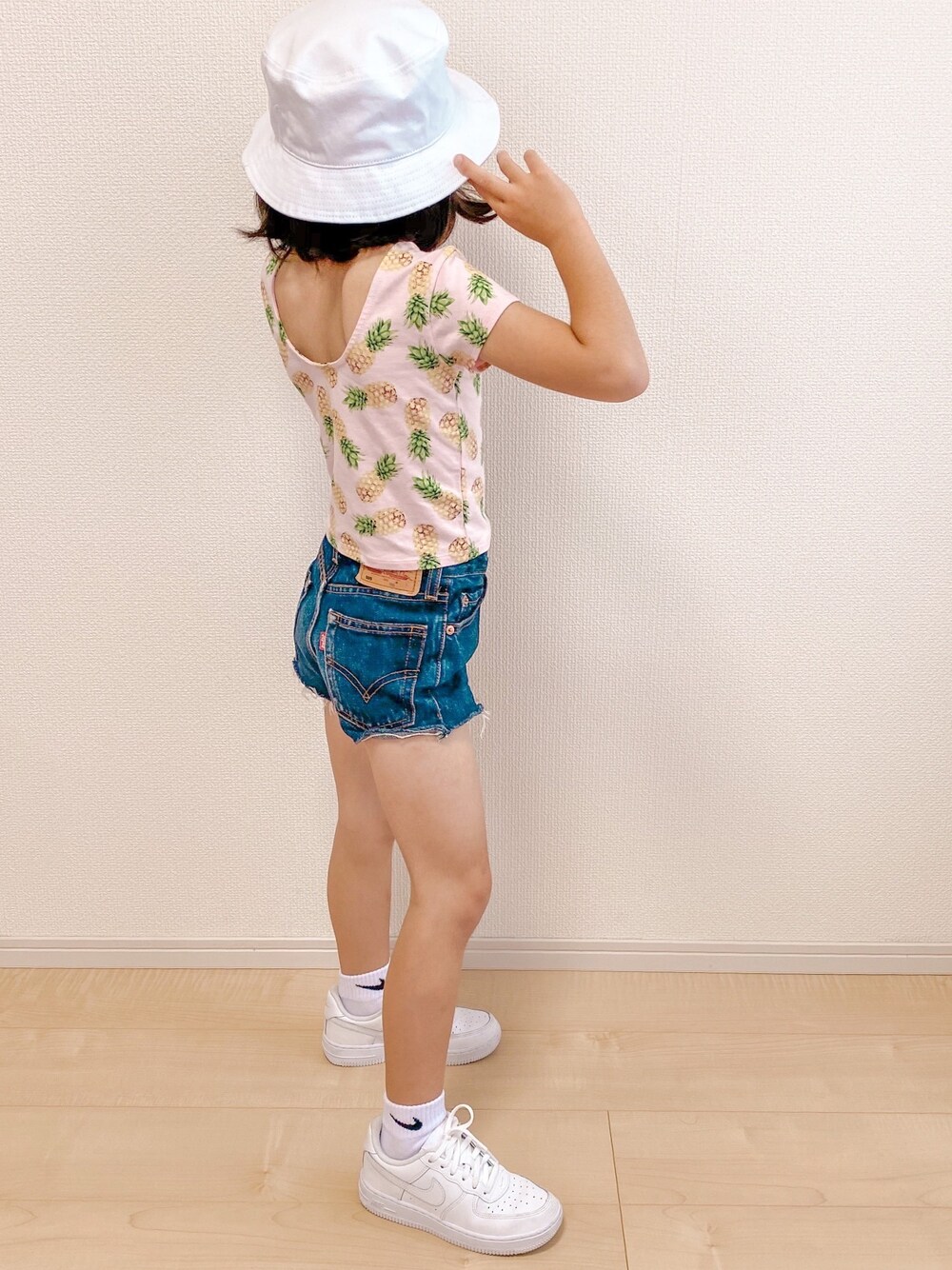 「部屋撮り、小学生、バケハ、バケットハット、ナイキ、スニーカー、おしゃれさんと繋がりたい、女の子、靴下、キッズコーデ」｜「THE CASUALの織ネームワッペンバケットハット キッズ（ハット、ホワイト系）」を使った、ɴɪᴄᴏ.ᴀʏᴀさん（キッズ・120cm）の夏コーディネートの1枚目の写真