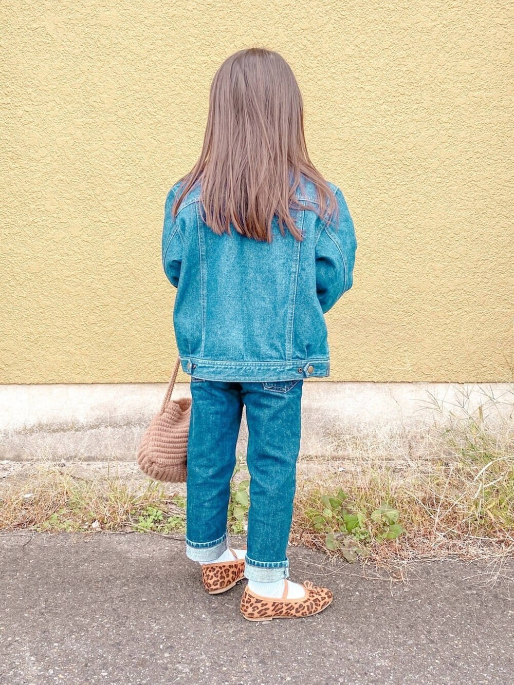 「デニム、デニデニ、デニムオンデニム、5歳、娘コーデ、娘、キッズコーデ、キッズファッション、デニムパンツ、秋のコーデ」｜「BRANSHESの合皮/レオパード柄バレエシューズ（バレエシューズ、ブラウン系）」を使った、ɴɪᴄᴏ.ᴀʏᴀさん（キッズ・110cm）の秋コーディネートの1枚目の写真