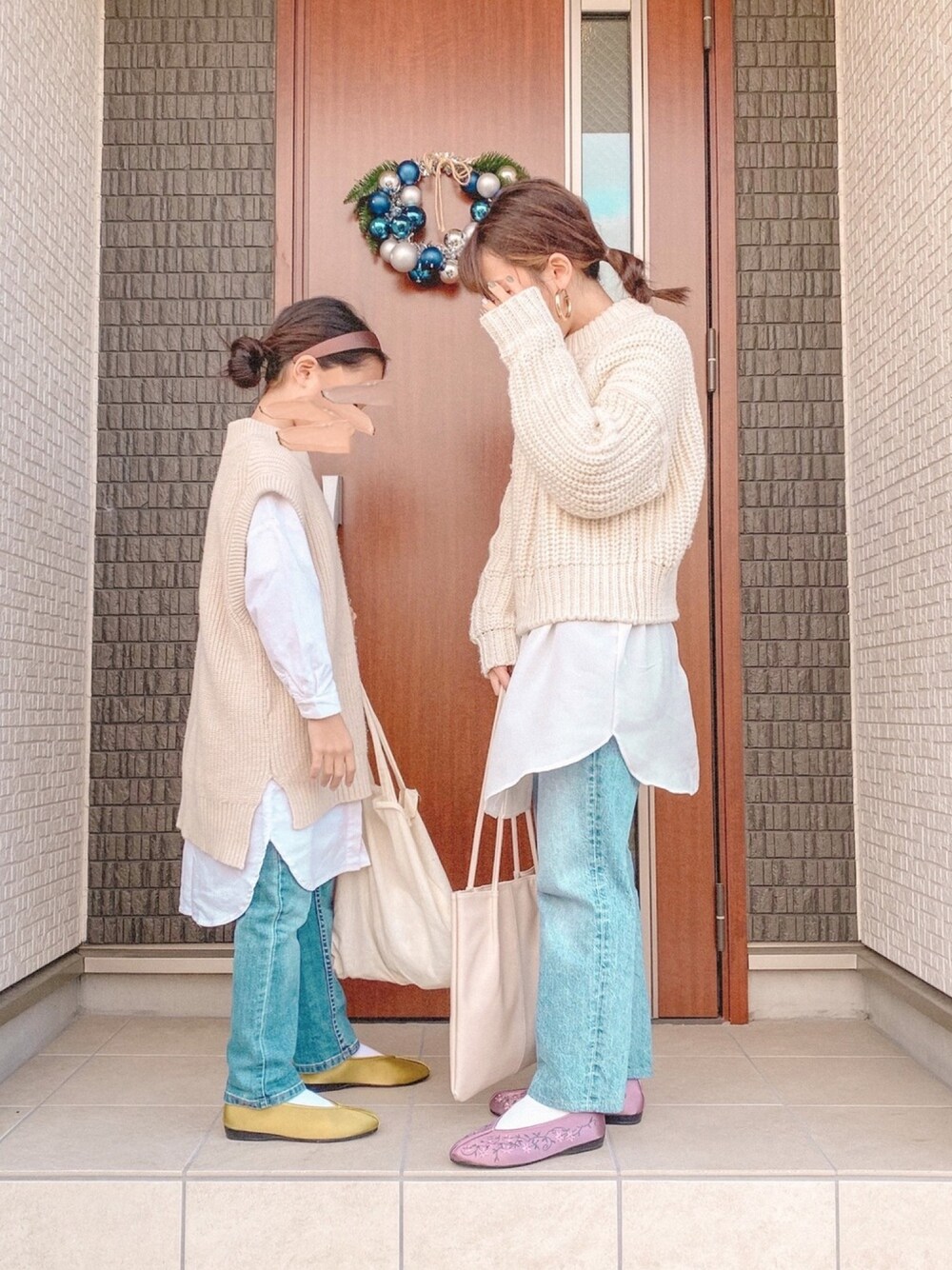 「シンプル、お洒落さんとつながりたい、チャイナシューズ、ニット、おやこーで。、親子コーデ、娘コーデ」｜「Latticeのアイテム（トートバッグ、ホワイト系）」を使った、ɴɪᴄᴏ.ᴀʏᴀさん（キッズ・130cm）の冬コーディネートの1枚目の写真