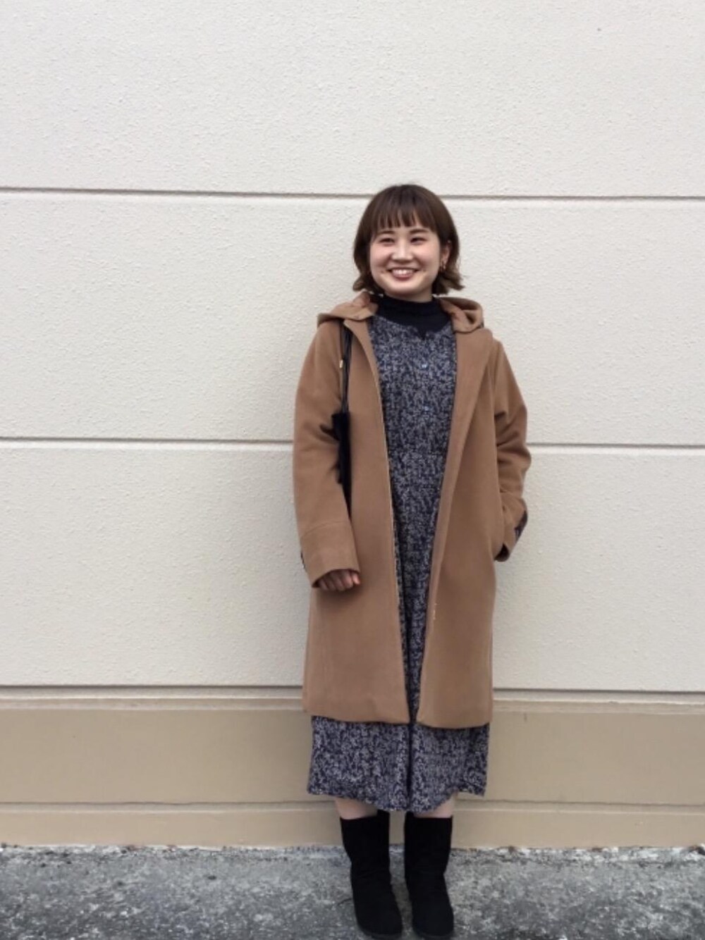 ブラック系のブーツ、ベージュ系のステンカラーコートを着用したレディースの秋コーディネートの1枚目の写真