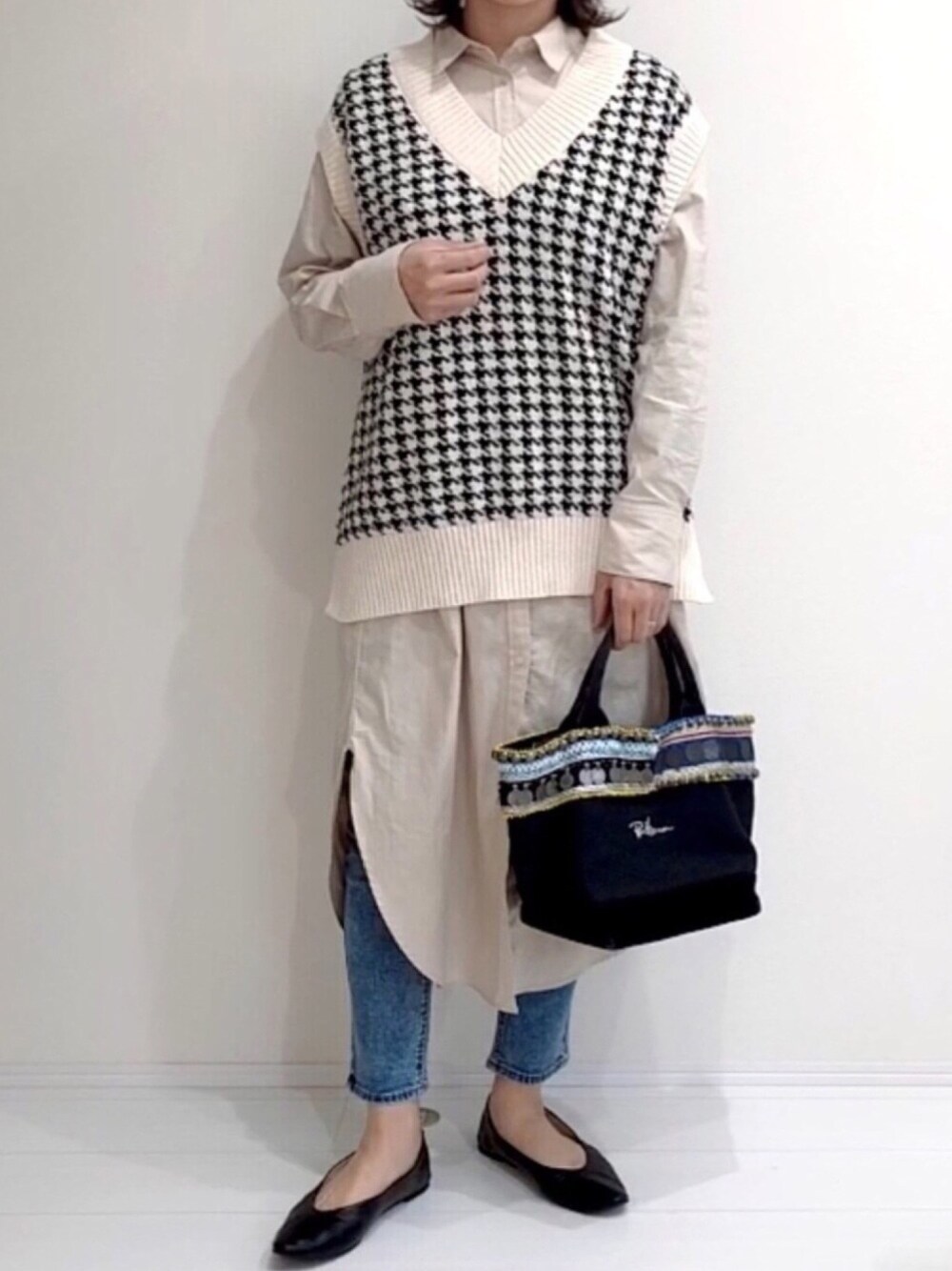 「大人カジュアル、プチプラコーデ、ゆるコーデ、シャツスタイル、シャツワンピ、ベスト×シャツ、ママコーデ、ZARA、vカットパンプス、ベスト」｜「AMERICAN HOLICの【2020SS】バックドレープシャツワンピース ＊（シャツワンピース、ベージュ系）」を使った、𝐦𝐚𝐱𝐡𝐨𝐧𝐞𝐲さん（レディース・160cm）の春コーディネートの1枚目の写真