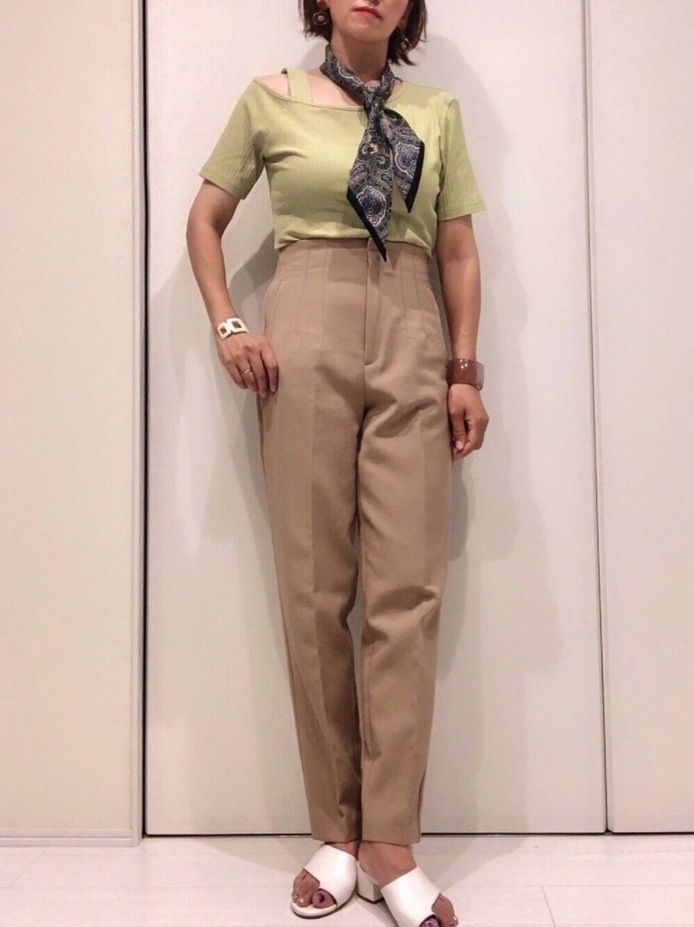 「オトナカジュアル、シンプル、大人カジュアル、ママコーデ、プチプラ、ハイウエスト、ZARA、大人コーデ、パンツスタイル」｜「AMERICAN HOLICのペイズリー柄ナロースカーフ（ストール/ショール、ブラック系）」を使った、𝐦𝐚𝐱𝐡𝐨𝐧𝐞𝐲さん（レディース・160cm）の夏コーディネートの1枚目の写真
