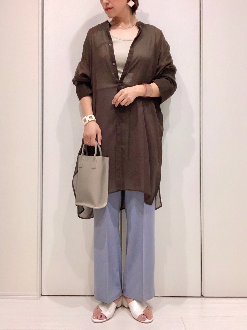 「秋のコーデ、オトナカジュアル、プチプラ、大人カジュアル、シンプル、シンプルコーデ、ママコーデ、シアーシャツ、しまむら、GU」｜「GUのアイテム（シャツ/ブラウス、ブラウン系）」を使った、𝐦𝐚𝐱𝐡𝐨𝐧𝐞𝐲さん（レディース・160cm）の夏コーディネートの1枚目の写真