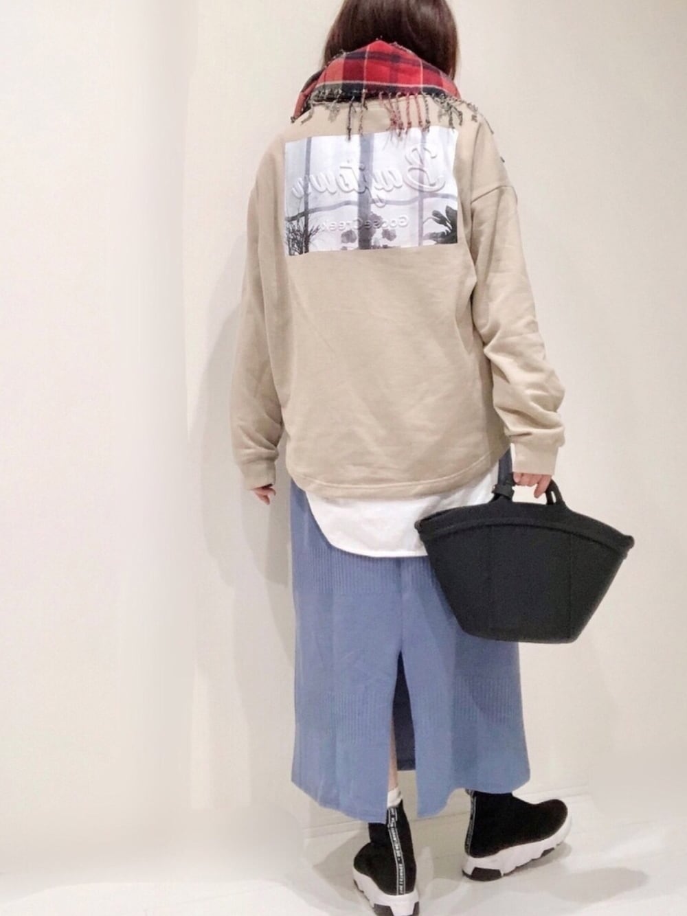 ベージュ系のスウェット、ホワイト系のTシャツ/カットソー、ブラック系のバッグを着用したレディースの冬コーディネートの1枚目の写真