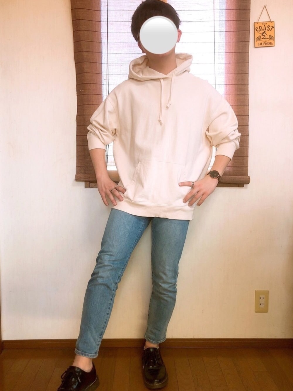 「春コーデ、低身長、大学生、ユニクロ、シンプル、パーカー、zozoデニム、革靴、ビッグシルエット、デニムパンツ」｜「Dr. MartensのDr.Martens / ドクターマーチン 1461 3EYE GIBSON SHOE 3ホール ギブソン シューズ（ドレスシューズ、ブラック系）」を使った、ゆうひくん［低身長男子 ］さん（メンズ・165cm）の春コーディネートの1枚目の写真