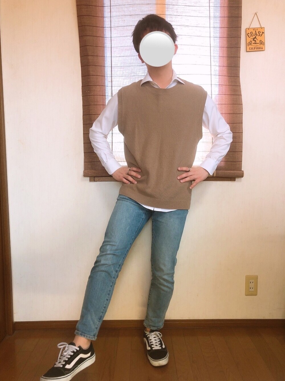 「春コーデ、秋コーデ、ベスト、ニットベスト、RAGEBLUE、デニムパンツ、プチプラ、zozoデニム、大学生、低身長」｜「ZOZOのスリムテーパードデニムパンツ［MEN］（デニムパンツ、ブルー系）」を使った、ゆうひくん［低身長男子 ］さん（メンズ・165cm）の秋コーディネートの1枚目の写真