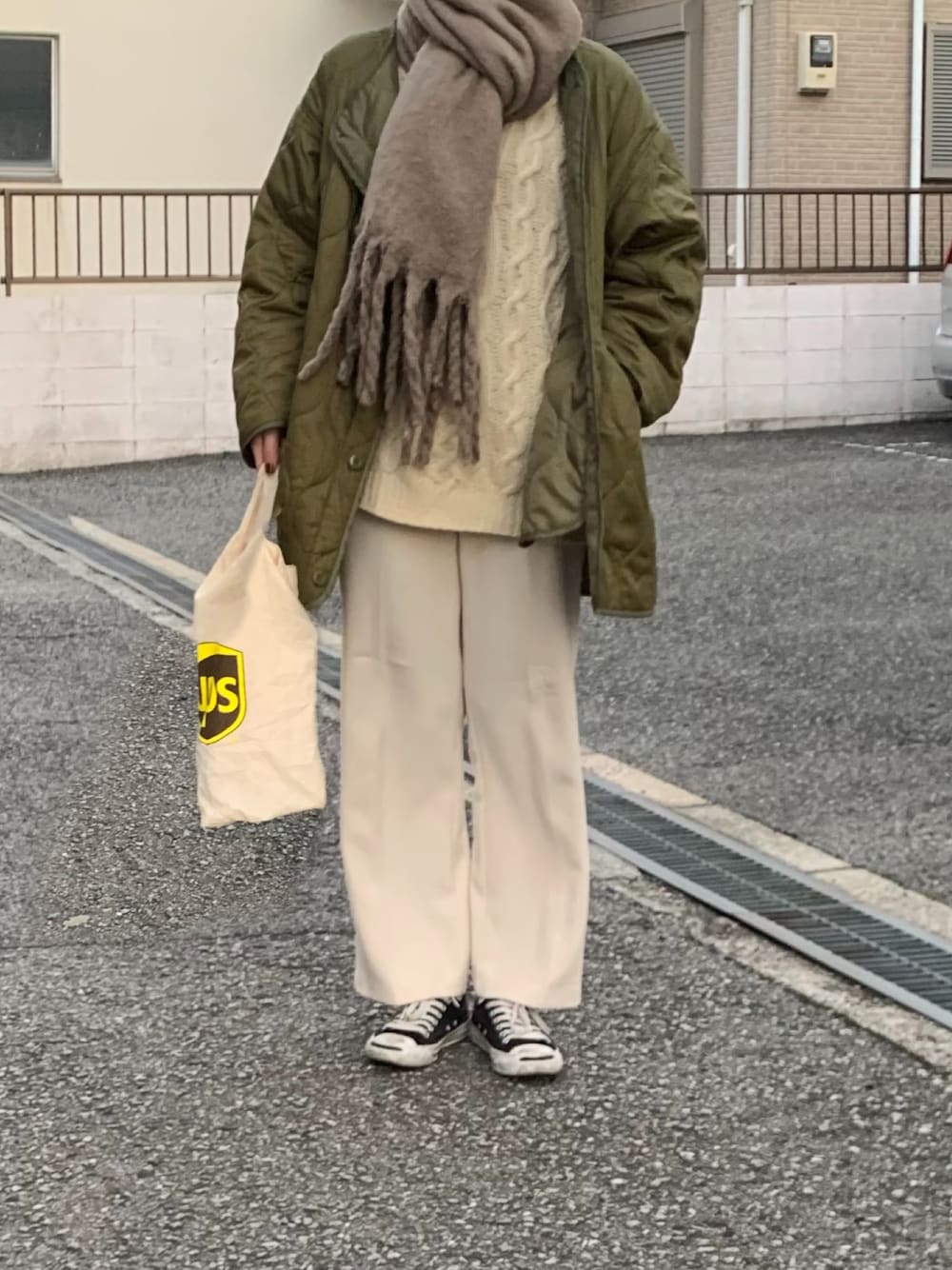 「古着、古着MIX、ホワイトパンツ、カーキアウター、セーター、休日スタイル、スニーカーコーデ、カーキ、ゆるコーデ、大人女子」｜「自由が丘雑貨屋のアイテム（トートバッグ、ベージュ系）」を使った、うーさん（レディース・164cm）の冬コーディネートの1枚目の写真
