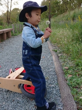 「DENIM DUNGAREE（デニムダンガリー）のアイテム（サロペット/オーバーオール）」を使った、たろうさん（キッズ・90cm）の秋コーディネート