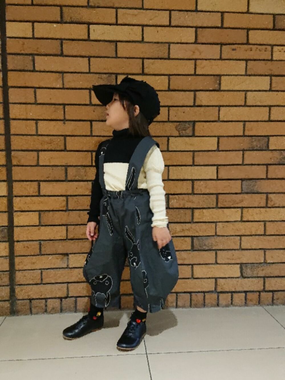 「モノトーン、白黒、リボンキャップ、タートルネック、動物モチーフ、うさぎ、サスペンダーパンツ、ビジュー、バルーンパンツ」｜「frankygrowの10,780/s（パンツ、ブラック系）」を使った、たろうさん（キッズ・100cm）の秋コーディネートの1枚目の写真
