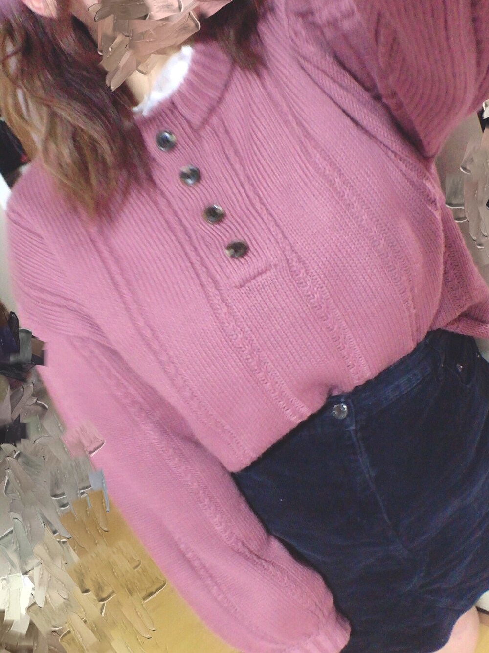 ピンク系のニット/セーター、ホワイト系のシャツ/ブラウス、ブラック系のスカートを着用したレディースの秋コーディネートの1枚目の写真