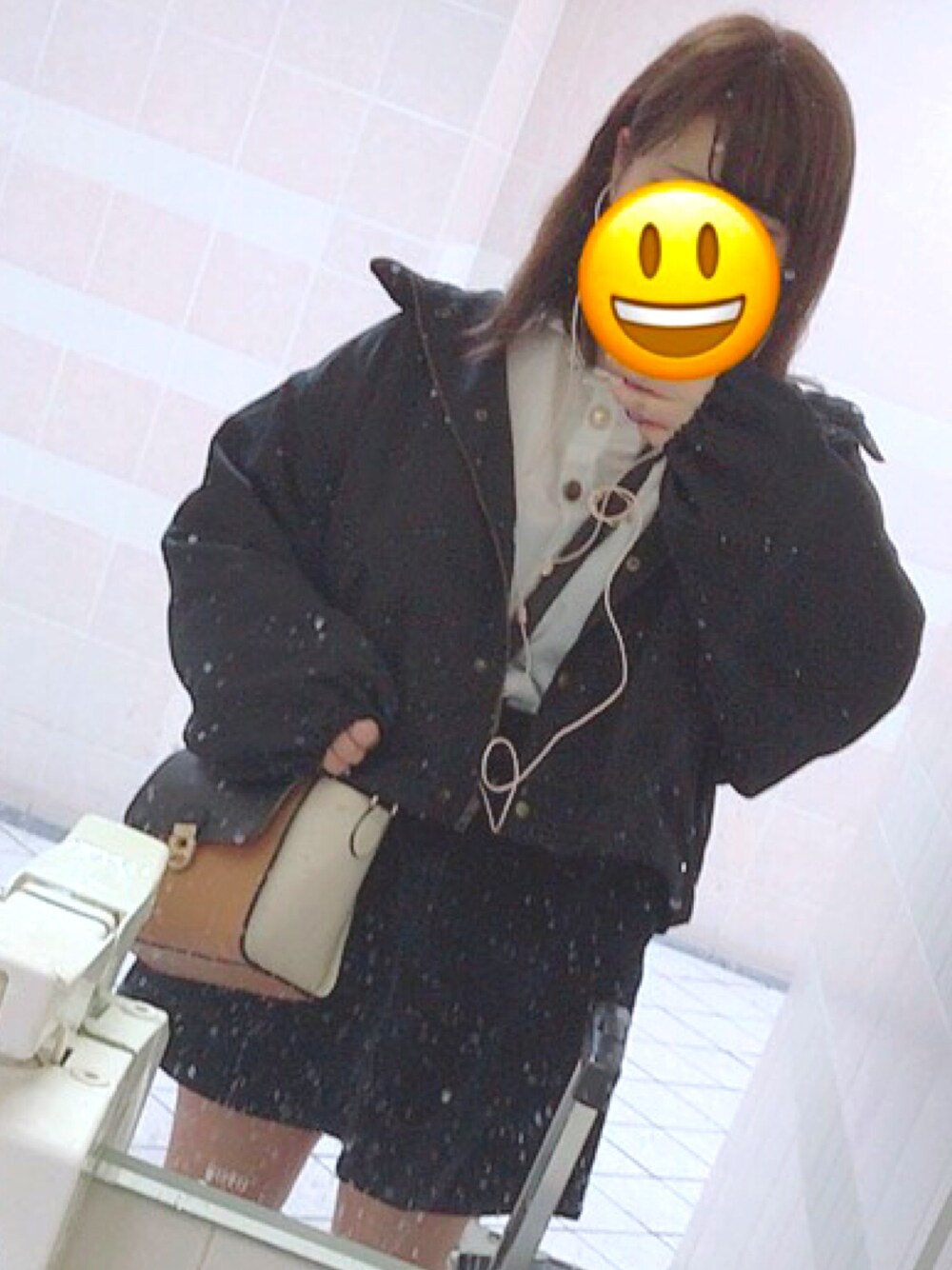 ブラック系のマウンテンパーカー、ホワイト系のシャツ/ブラウス、オレンジ系のショルダーバッグを着用したレディースの冬コーディネートの1枚目の写真