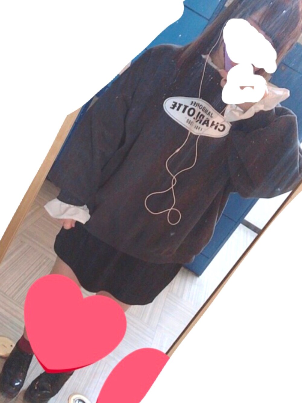 ブラック系のスウェット、ホワイト系のシャツ/ブラウス、ブラック系のスカートを着用したレディースの冬コーディネートの1枚目の写真