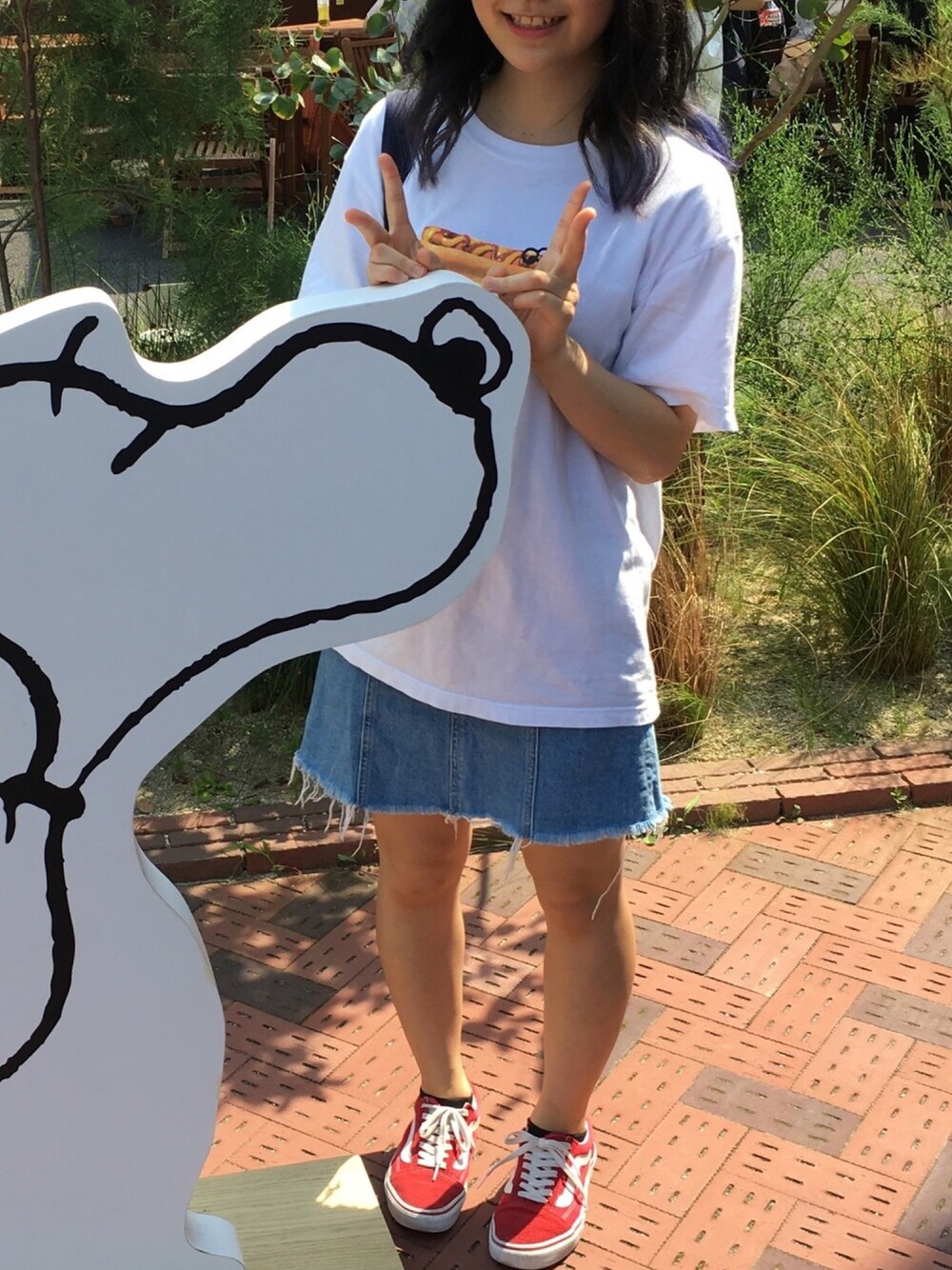 「red、ストリート」｜「X-girlのHOT DOG SKATE M BIG S/S TEE（Tシャツ/カットソー、ホワイト系）」を使った、ringoさん（レディース・156cm）の夏コーディネートの1枚目の写真