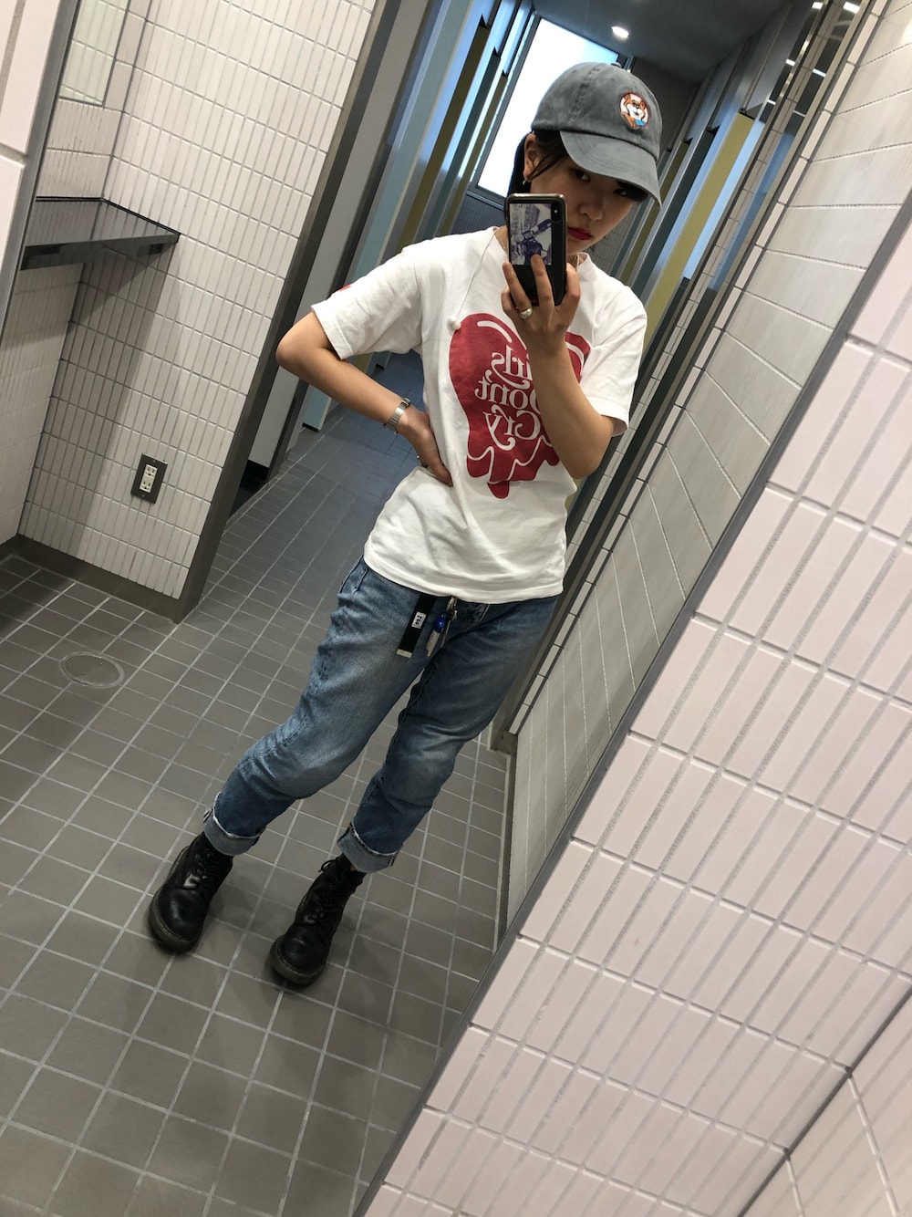「ストリート、デニムパンツ、デニム、キャップ、never young beach、Girls don't cry、Dr.Martens、ドクターマーチン」｜「Girls Don't Cryのアイテム（Tシャツ/カットソー、ホワイト系）」を使った、ringoさん（レディース・157cm）の夏コーディネートの1枚目の写真