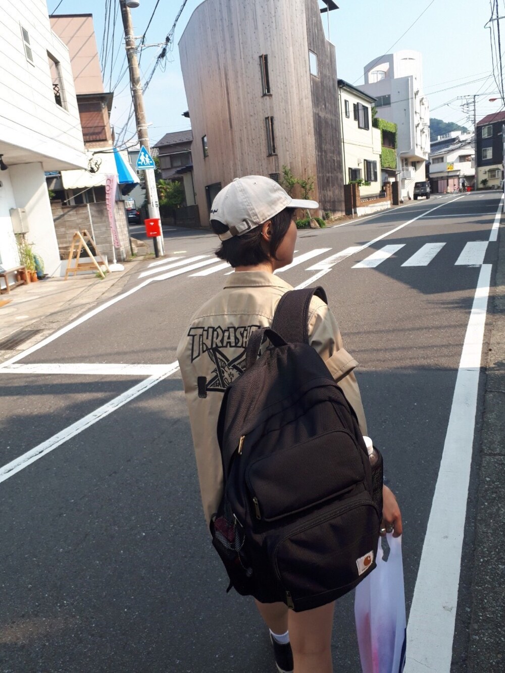 「カジュアル、ストリート、スケーター、THRASHER、Dickies、converse、ct70、MILKFED.、海」｜「THRASHERのアイテム（シャツ/ブラウス、ベージュ系）」を使った、ringoさん（レディース・157cm）の夏コーディネートの1枚目の写真