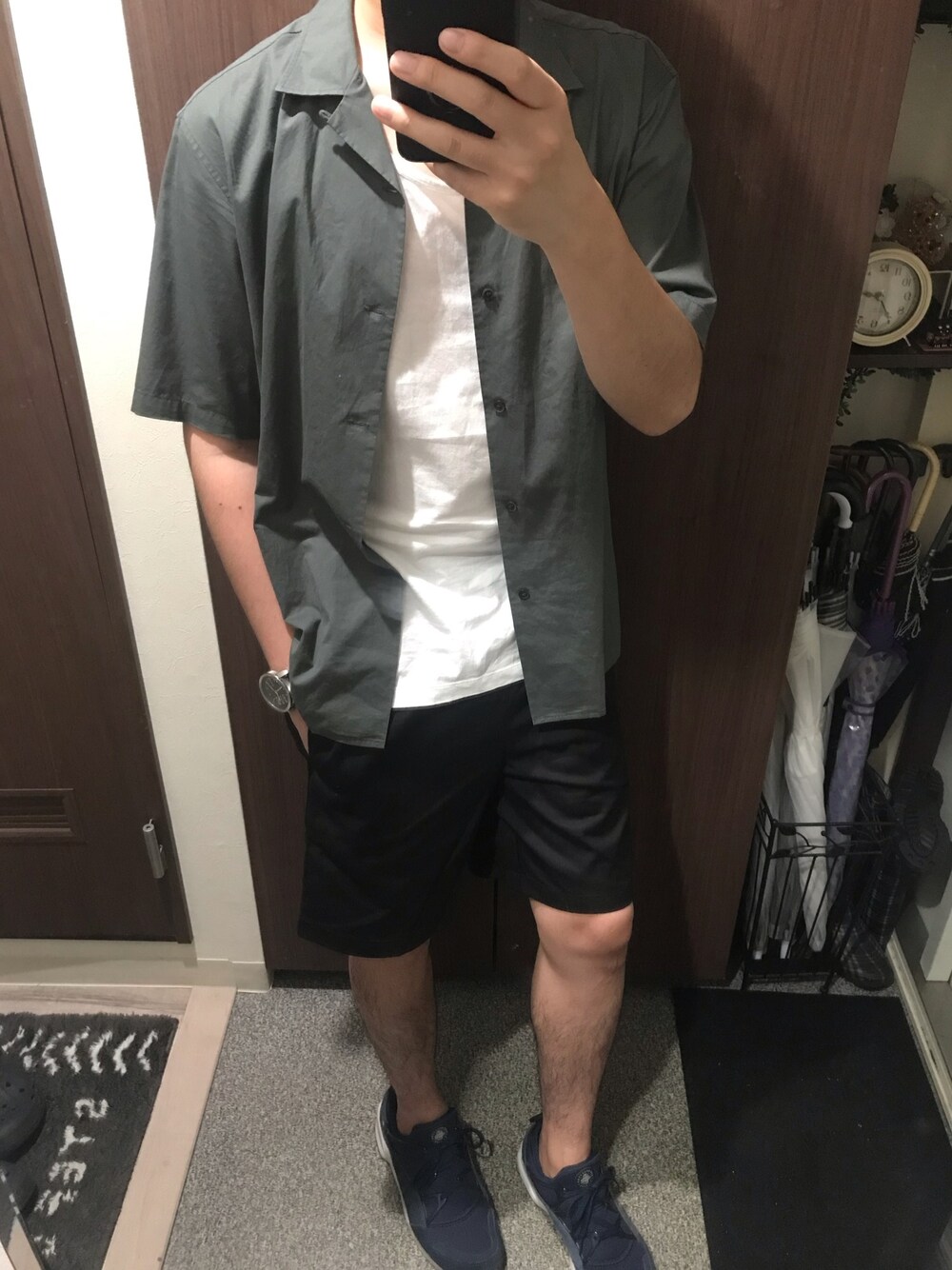 グリーン系のシャツ/ブラウス、ブラック系のその他パンツ、ブルー系のスニーカーを着用したメンズの夏コーディネートの1枚目の写真