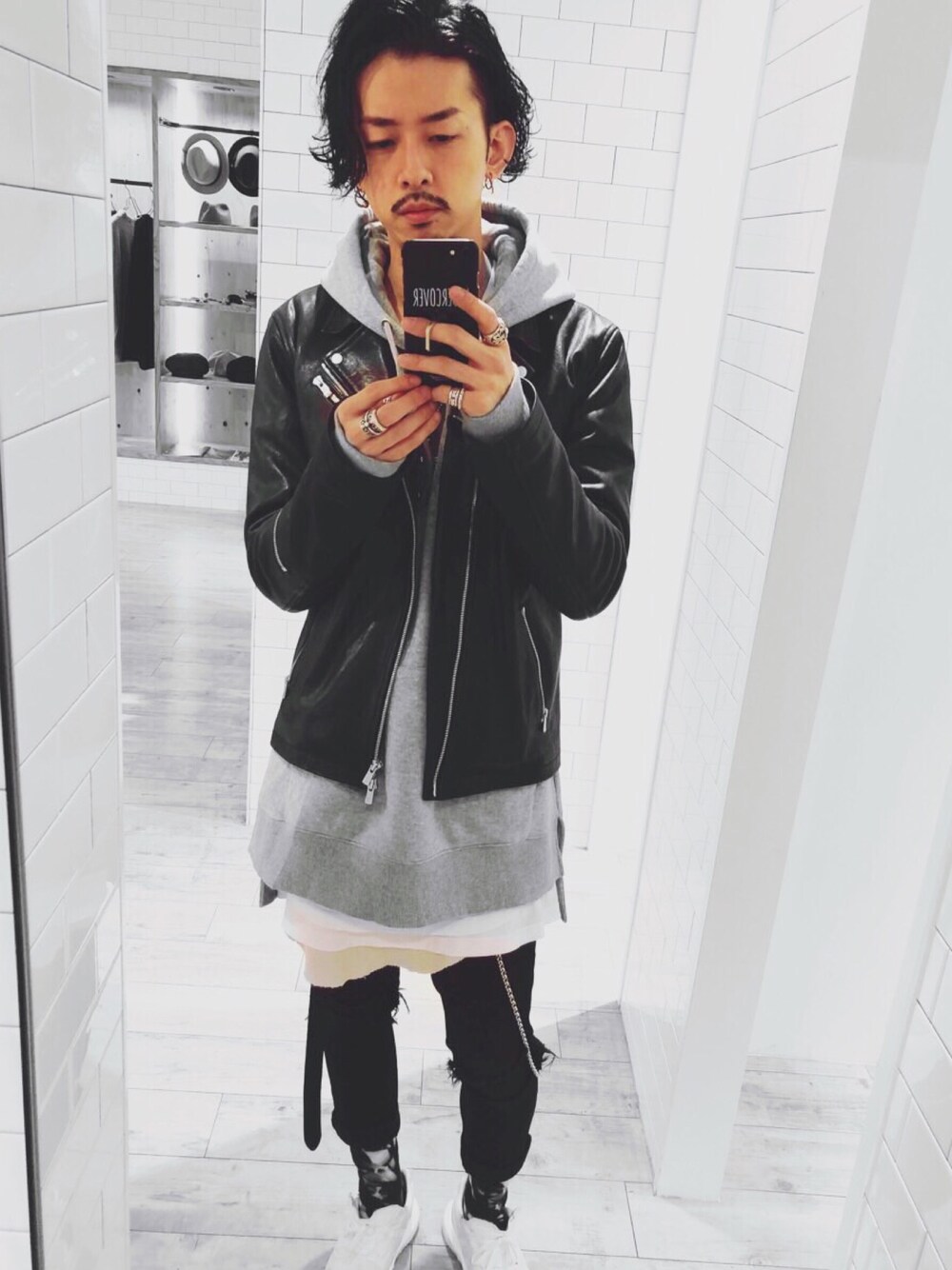 「春コーデ、ootd、モノトーン、ブラック、NOID、ストリート、ライダース、Y-3、ソックス、オーバーサイズ」｜「NO ID.のmj5271-ﾗﾑﾍﾞｼﾞﾀﾌﾞﾙWﾗｲﾀﾞｰｽJKT ジャケット（ライダースジャケット、ブラック系）」を使った、Toshihaya Naruseさん（メンズ・176cm）の冬コーディネートの1枚目の写真