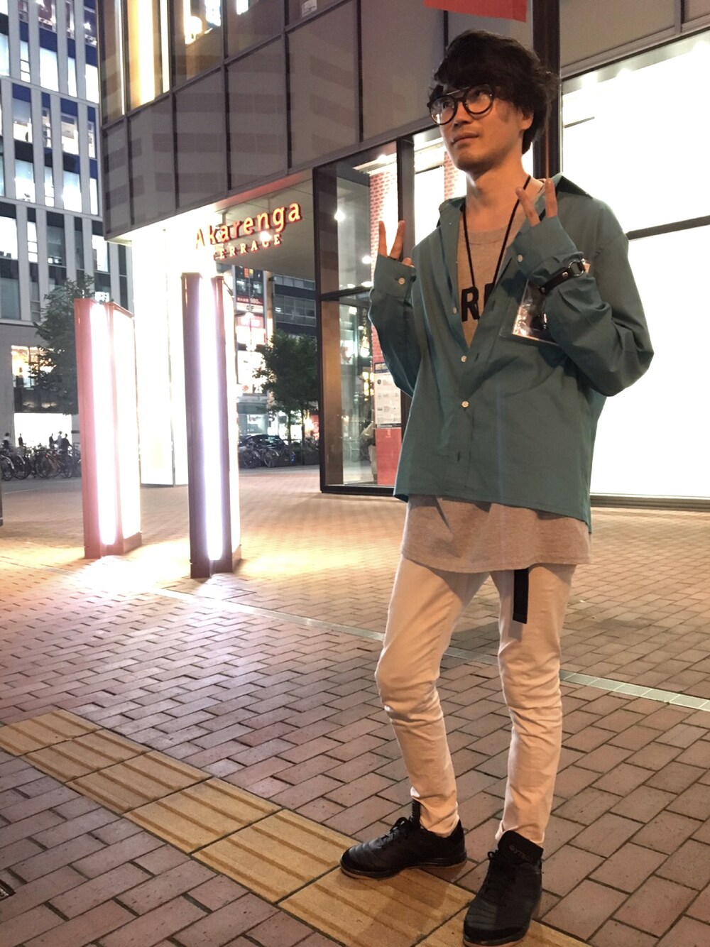ブルー系のシャツ/ブラウス、グレー系のTシャツ/カットソー、ホワイト系のその他パンツを着用したメンズの秋コーディネートの1枚目の写真
