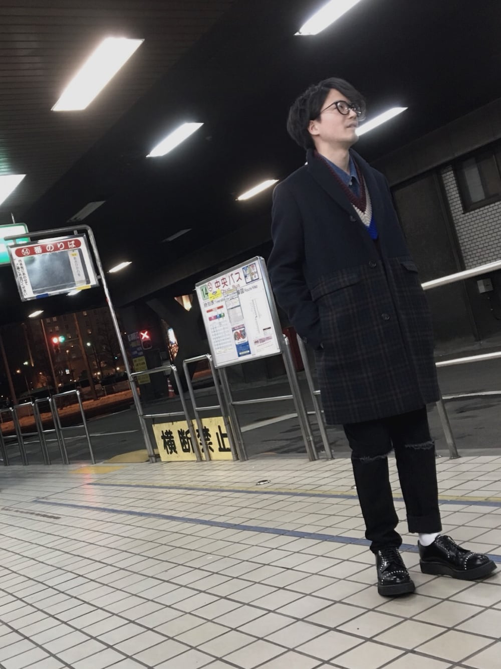 ブルー系のチェスターコート、ブラック系のデニムパンツ、ブラック系のバレエシューズを着用したメンズの冬コーディネートの1枚目の写真