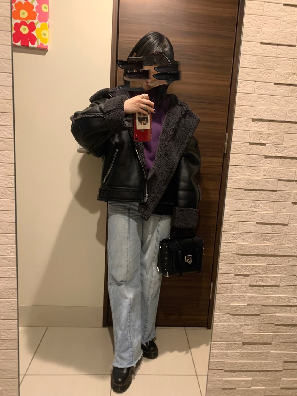 「カジュアル、着回しコーデ、シンプルコーデ、デニムパンツ、黒、冬コーデ、低身長、いいね、save、フォローお願いします🤑」｜「MICHAEL KORSのMANHATTAN(マンハッタン) スモール メッセンジャー（ショルダーバッグ、ブラック系）」を使った、hinaさん（レディース・154cm）の冬コーディネートの1枚目の写真