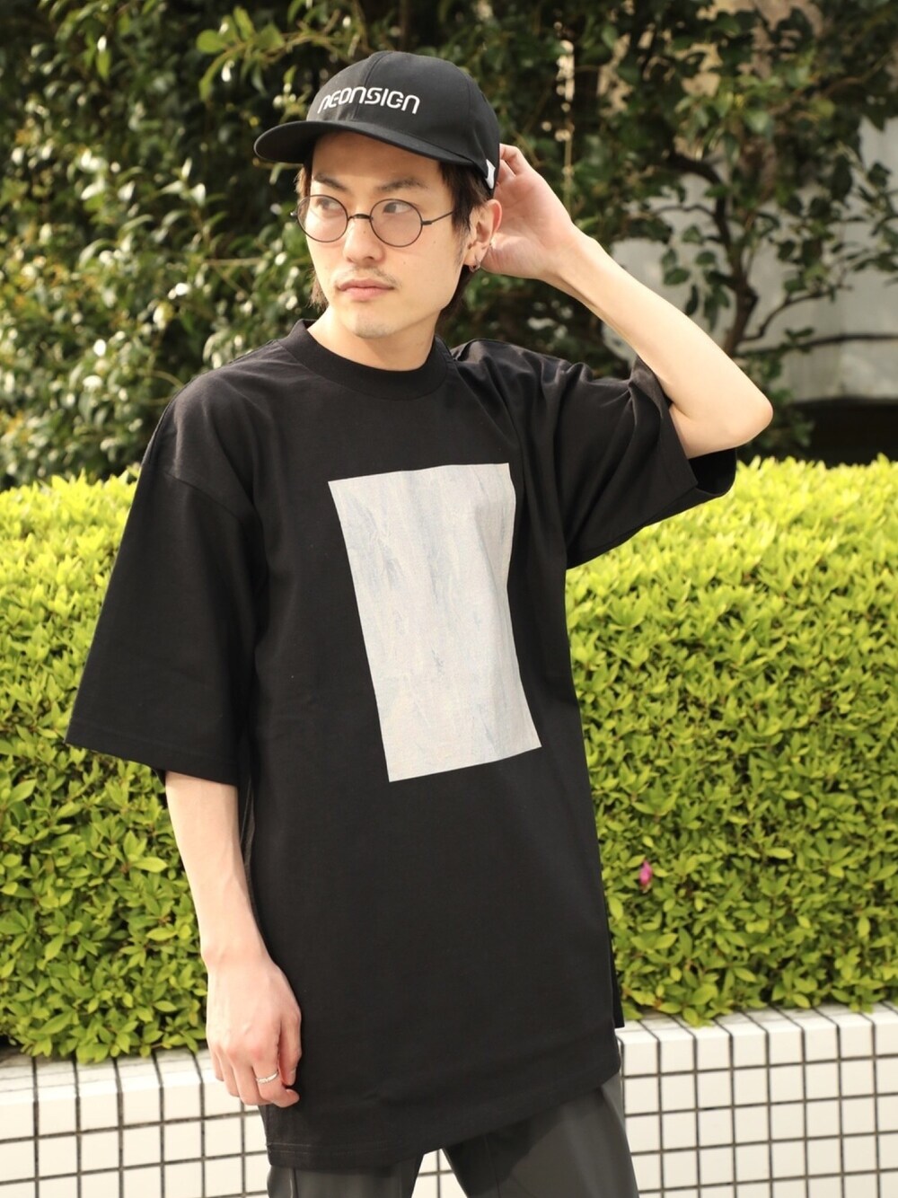 「Tシャツ、春コーデ、CLANE、今日のコーデ、おしゃれさんと繋がりたい、サングラス、モード、STUDIOUS SELECT(STUDIOUS SELECT)」｜「NEONSIGNのNEONSIGN NS LOGO CAP（キャップ、ブラック系）」を使った、chibikoba0819さん（メンズ・162cm）の春コーディネートの1枚目の写真