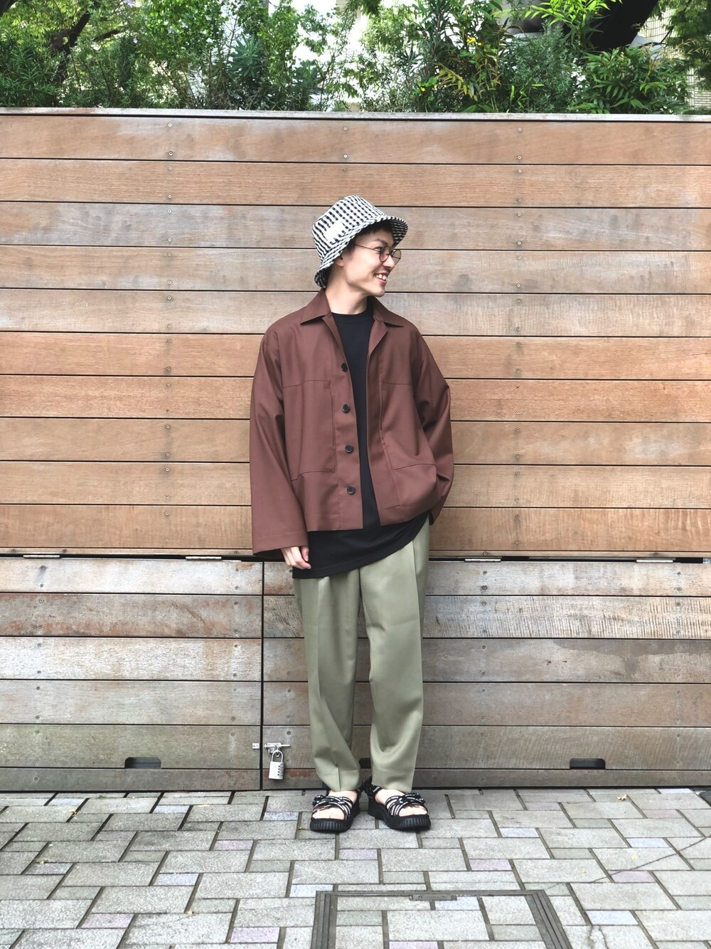「オトナカジュアル、今日のコーデ、春、春夏コーデ、ストリート、チェック、カジュアル」｜「beautiful peopleの【beautiful people(ビューティフルピープル)】《STUDIOUS別注》バケットハット（ハット、ブラック系）」を使った、chibikoba0819さん（メンズ・160cm）の春コーディネートの1枚目の写真