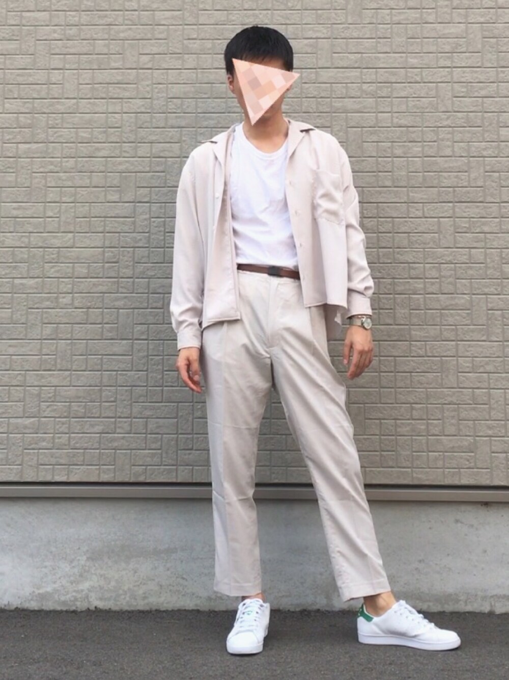 グレー系のシャツ/ブラウス、グレー系のその他パンツ、グリーン系のスニーカーを着用したメンズの夏コーディネートの1枚目の写真