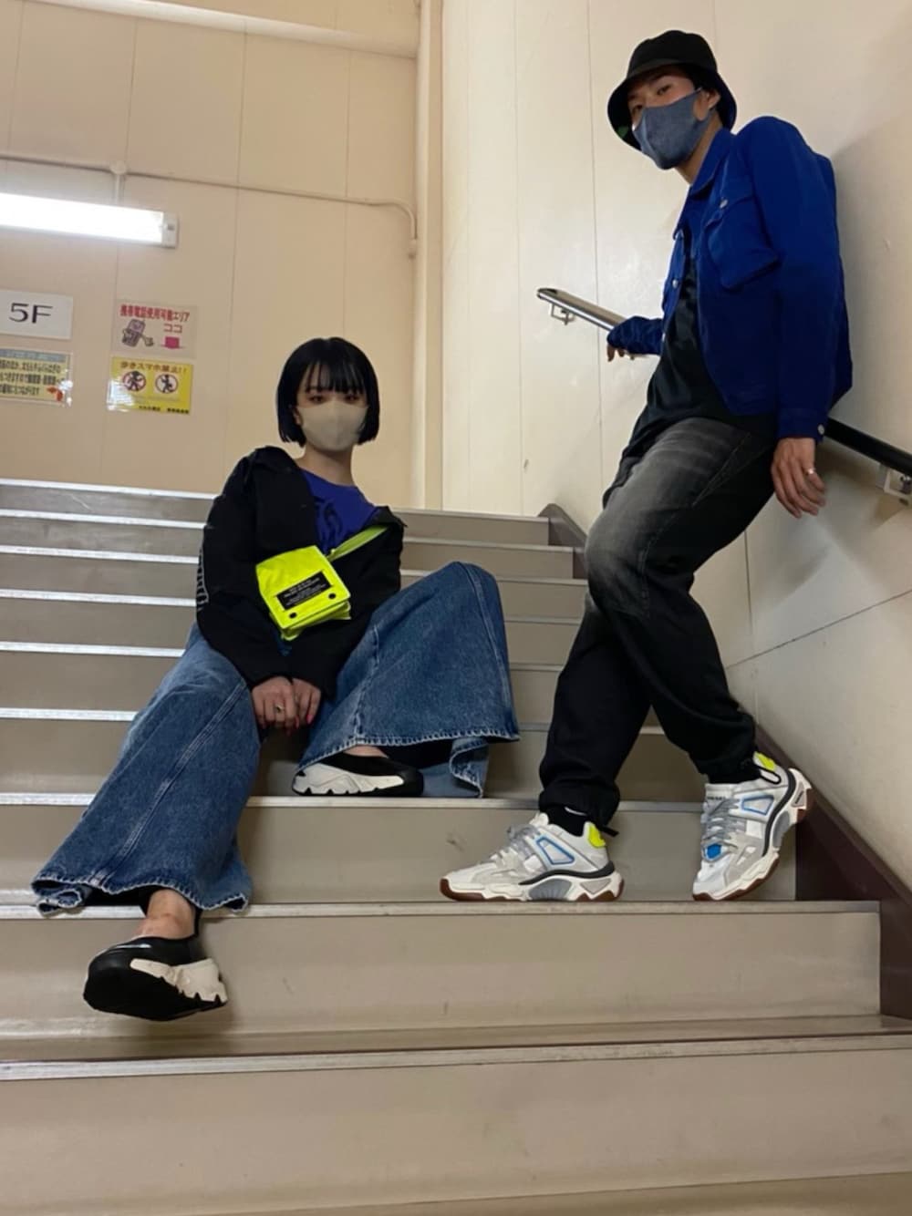 ブラック系のデニムジャケット、ブルー系のデニムパンツ、イエロー系のボディバッグ/ウエストポーチを着用したレディースの夏コーディネートの1枚目の写真
