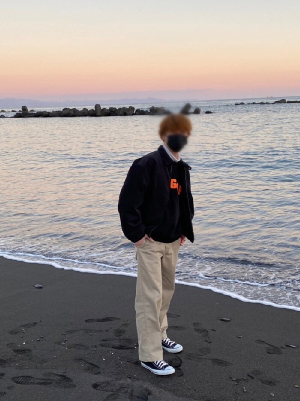 「おしゃれさんと繋がりたい、今日のコーデ、コムドット、Paragraph、いいね、save、フォローお願いします🤑、ディッキーズ(Dickies)、コンバース、UNIQLO」｜「Paragraphの『paragraph/パラグラフ』ベルベット刺繍 ロングスリーブ スウェットシャツ トレーナー MTM（スウェット、ブラック系）」を使った、0613anjyutoさん（メンズ・172cm）の冬コーディネートの1枚目の写真