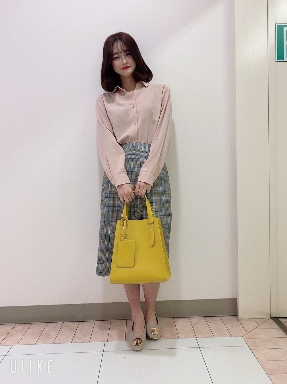 ピンク系のシャツ/ブラウス、ホワイト系のスカート、イエロー系のトートバッグを着用したレディースの春コーディネートの1枚目の写真