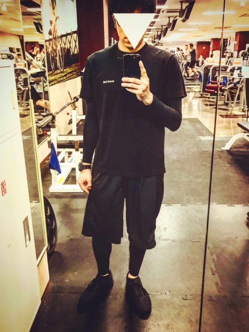 ブラック系のTシャツ/カットソー、ブラック系のスニーカー、ブラック系のジャージを着用したメンズの春コーディネートの1枚目の写真