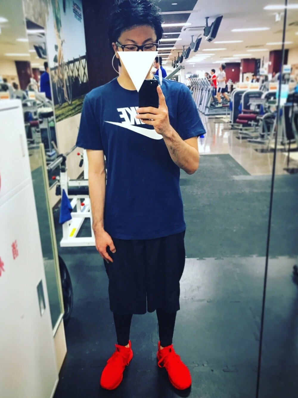 ブルー系のTシャツ/カットソー、レッド系のスニーカーを着用したメンズの春コーディネートの1枚目の写真