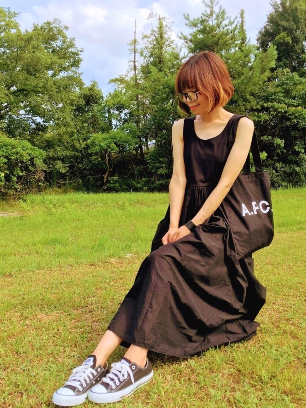 ブラック系のワンピース、ブラック系のトートバッグ、ブラック系のスニーカーを着用したレディースの夏コーディネートの1枚目の写真
