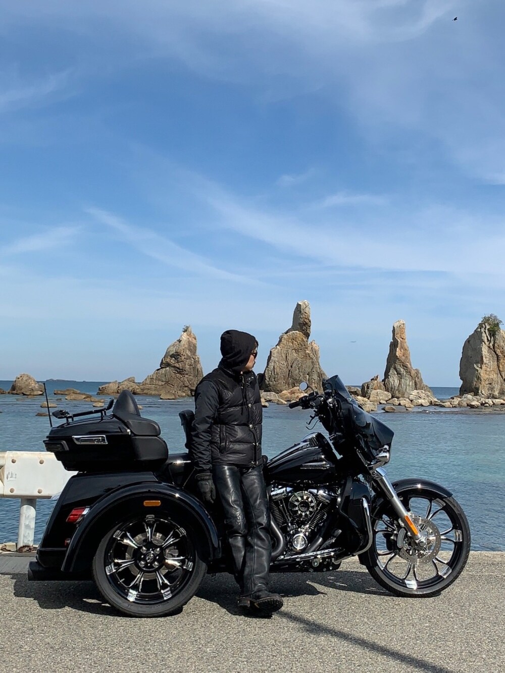 「ツーリングコーデ、ツーリングスタイル、バイクスタイル、休日スタイル、レザーパンツ」｜「WESCOのアイテム（パーカー、ブラック系）」を使った、TARさん（メンズ・178cm）の春コーディネートの1枚目の写真