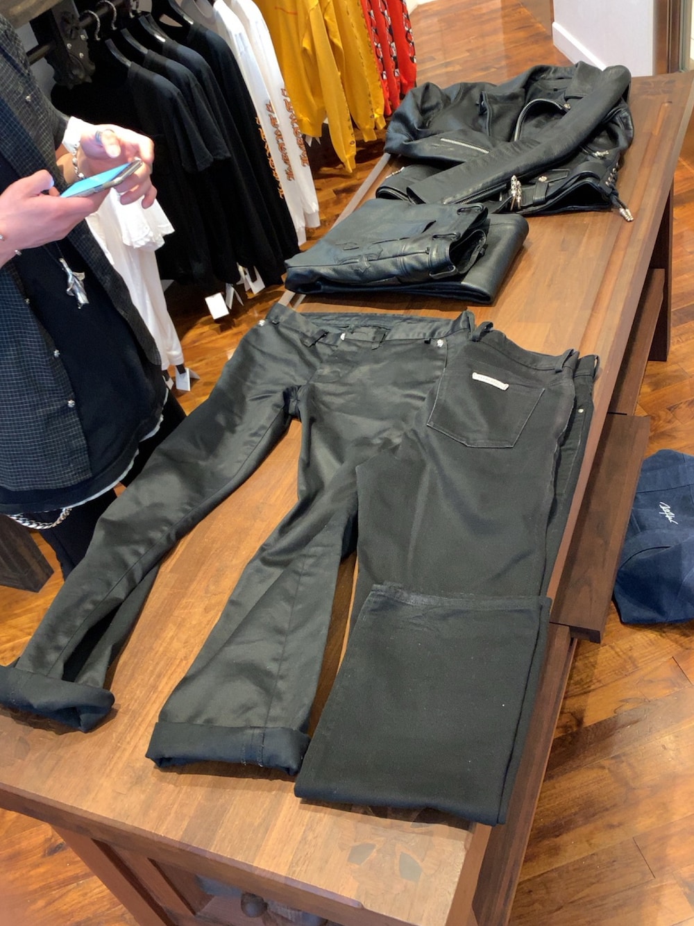 「Chrome Hearts」｜「CHROME HEARTSのアイテム（チノパンツ、ブラック系）」を使った、TARさん（メンズ・178cm）の春コーディネートの1枚目の写真