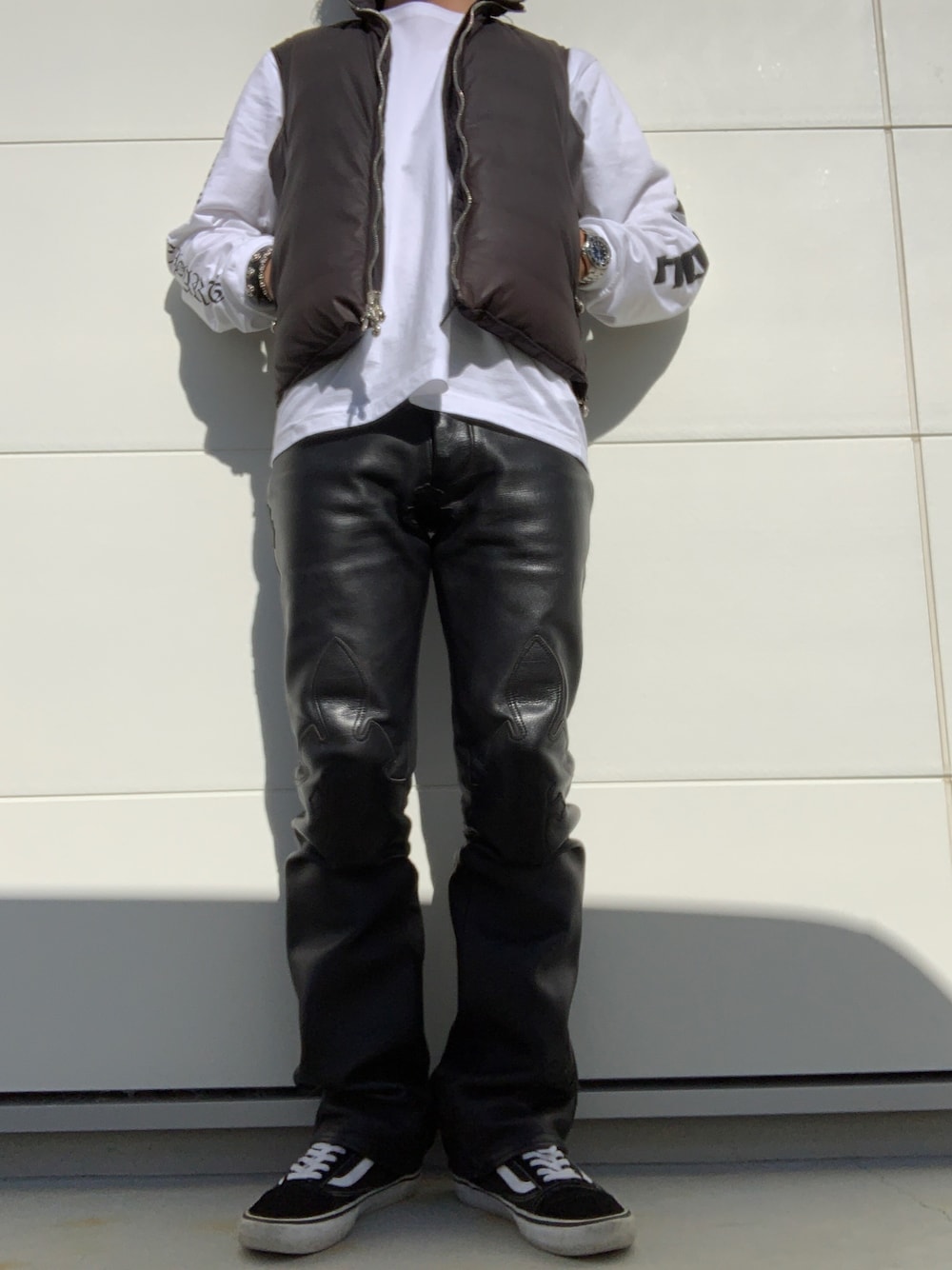 ブラック系のスニーカー、ブラック系のパンツ、ホワイト系のTシャツ/カットソーを着用したメンズの冬コーディネートの1枚目の写真