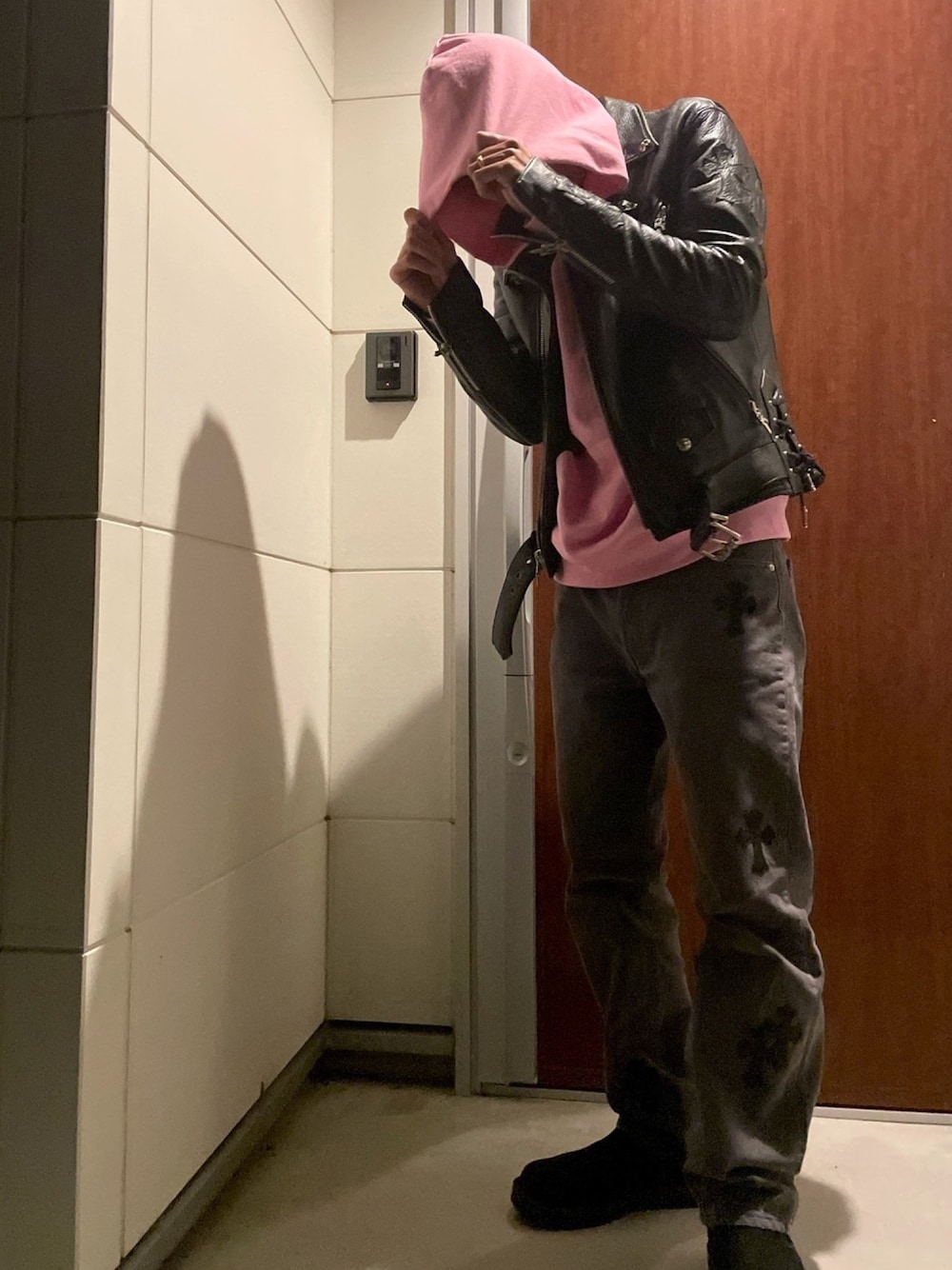 「秋冬コーデ、mattyboy90、Chrome Hearts」｜「CHROME HEARTSのアイテム（デニムパンツ、グレー系）」を使った、TARさん（メンズ・178cm）の秋コーディネートの1枚目の写真