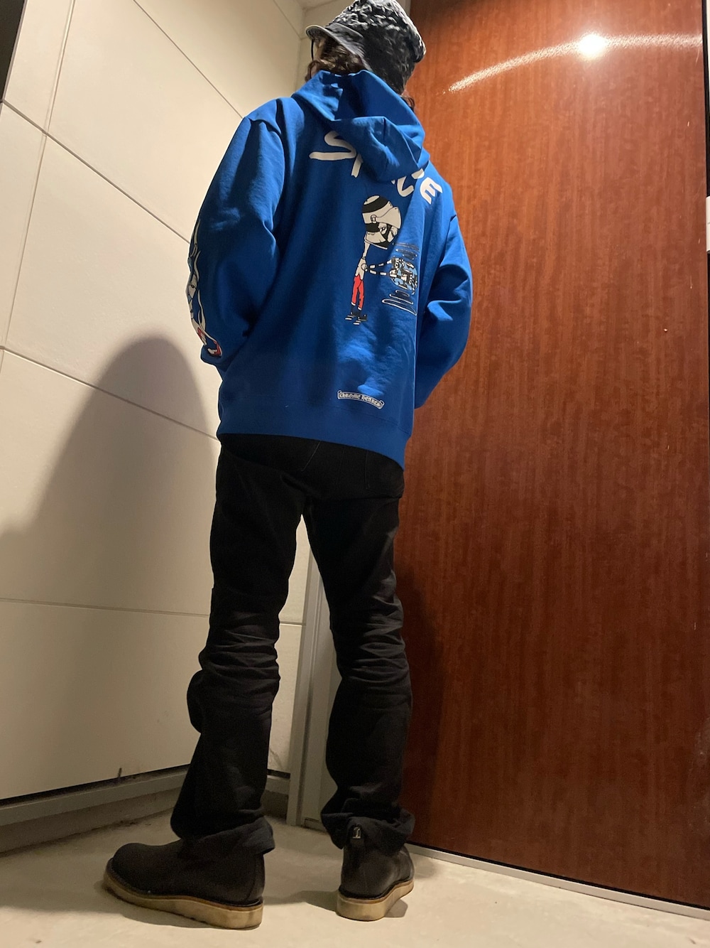 「フーディー、mattyboy、Chrome Hearts、ドラえもんブルー」｜「CHROME HEARTSのアイテム（デニムパンツ、ブラック系）」を使った、TARさん（メンズ・178cm）の秋コーディネートの1枚目の写真