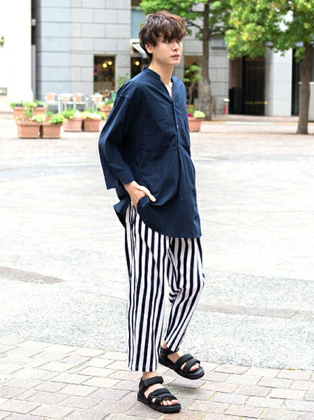 「カジュアル、シンプル、夏、ストライプ、ワイドパンツ、イージーパンツ、シンプルコーデ、シャツスタイル、夏コーデ、カジュアルコーデ」｜「UP STARTのコットンリネンクルタシャツ7分袖（シャツ/ブラウス、ブルー系）」を使った、upstart077さん（メンズ・180cm）の夏コーディネートの1枚目の写真